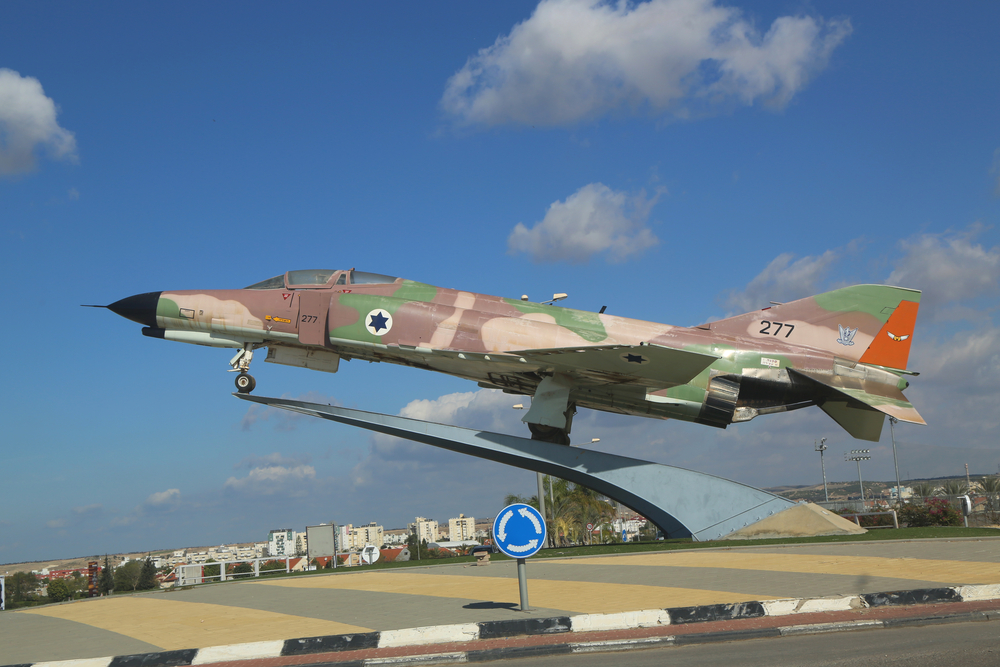 Izraeli F-4E Phantom-szobor egy Beer Sheva-i körforgalomban