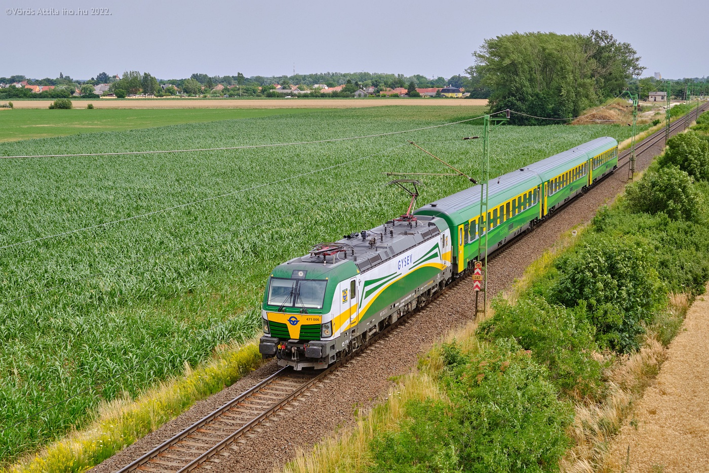 A GYSEV jelenleg ilyen, mozdony plusz IC-kocsikból álló szerelvényeket használ Budapest és Sopron, valamint Szombathely között (fotó: Vörös Attila)