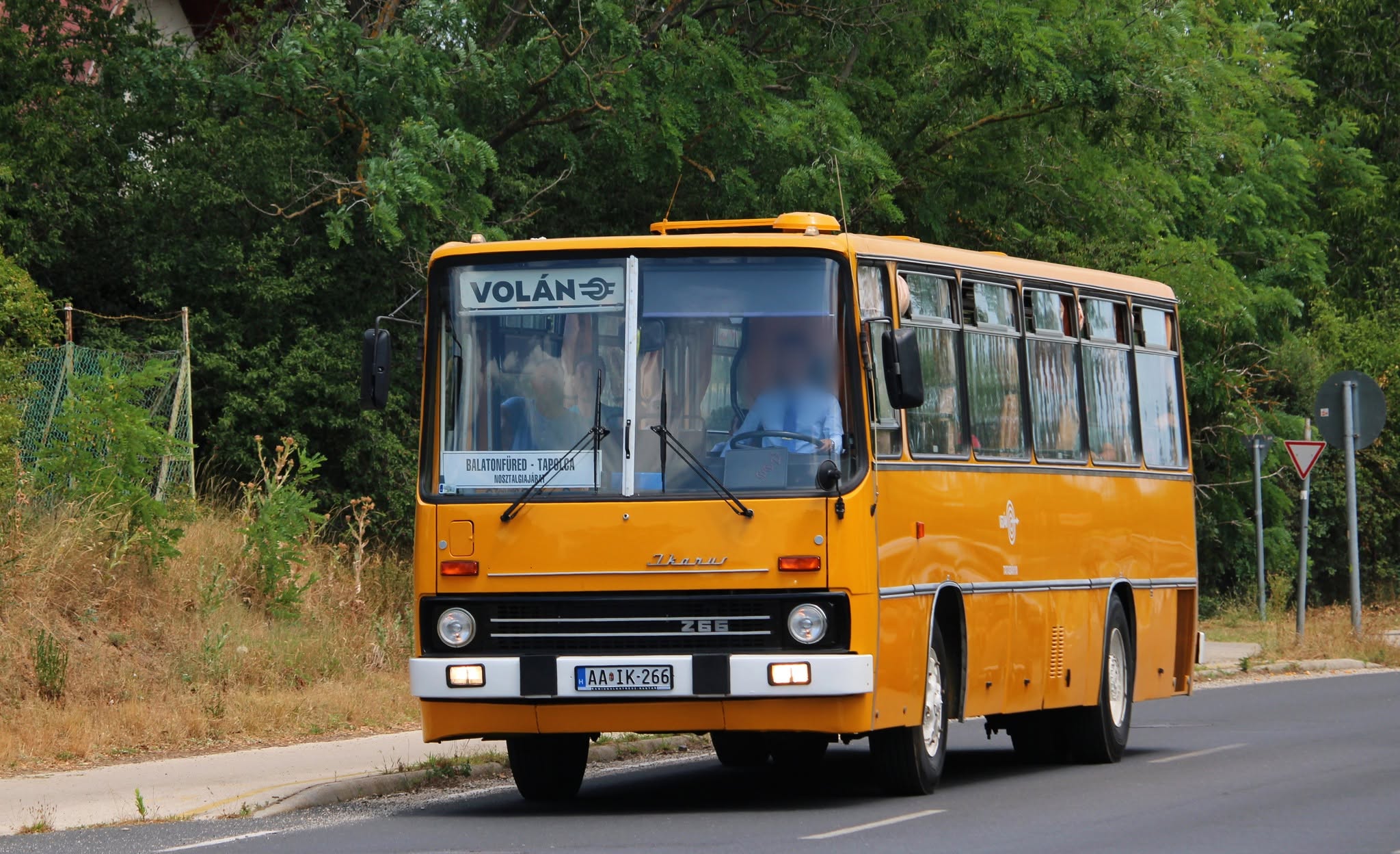 Az 1989-es évjáratú, AA-IK-266 forgalmi rendszámú Ikarus 266.25-ös volt a Volán-nosztalgiajáratok egyik szereplője, Balatonfüred és Tapolca között forogva. Szenderák Richárd Rómeó felvétele július 5-én, Szepezdfürdőnél készült