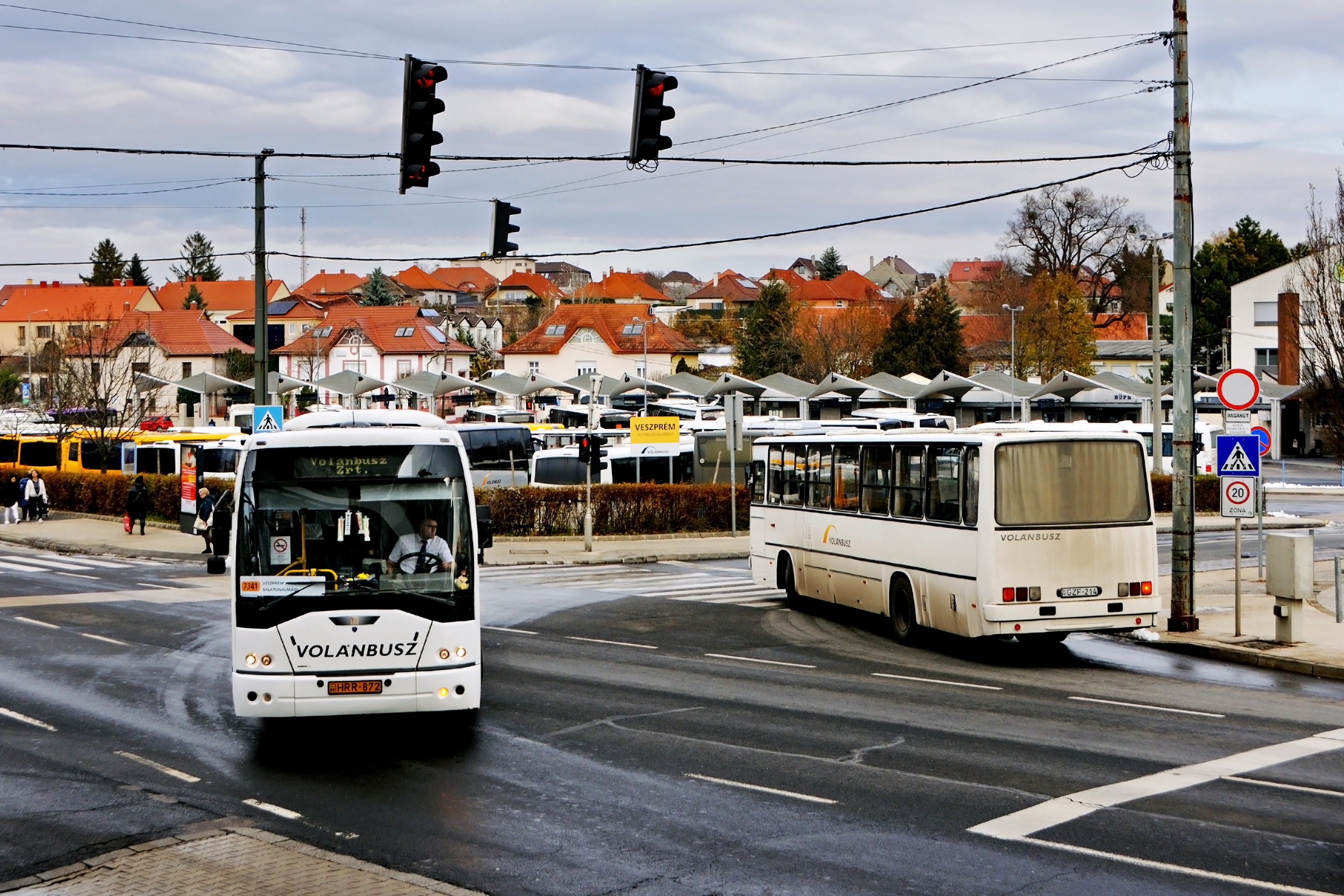 Ikarusok jönnek, mennek. Az E95-ös indul Balatonalmádiba, míg a 263-as a telephelyről tért vissza, hogy az IDZ-426 átmeneti helyetteseként induljon utasaival Csajágra