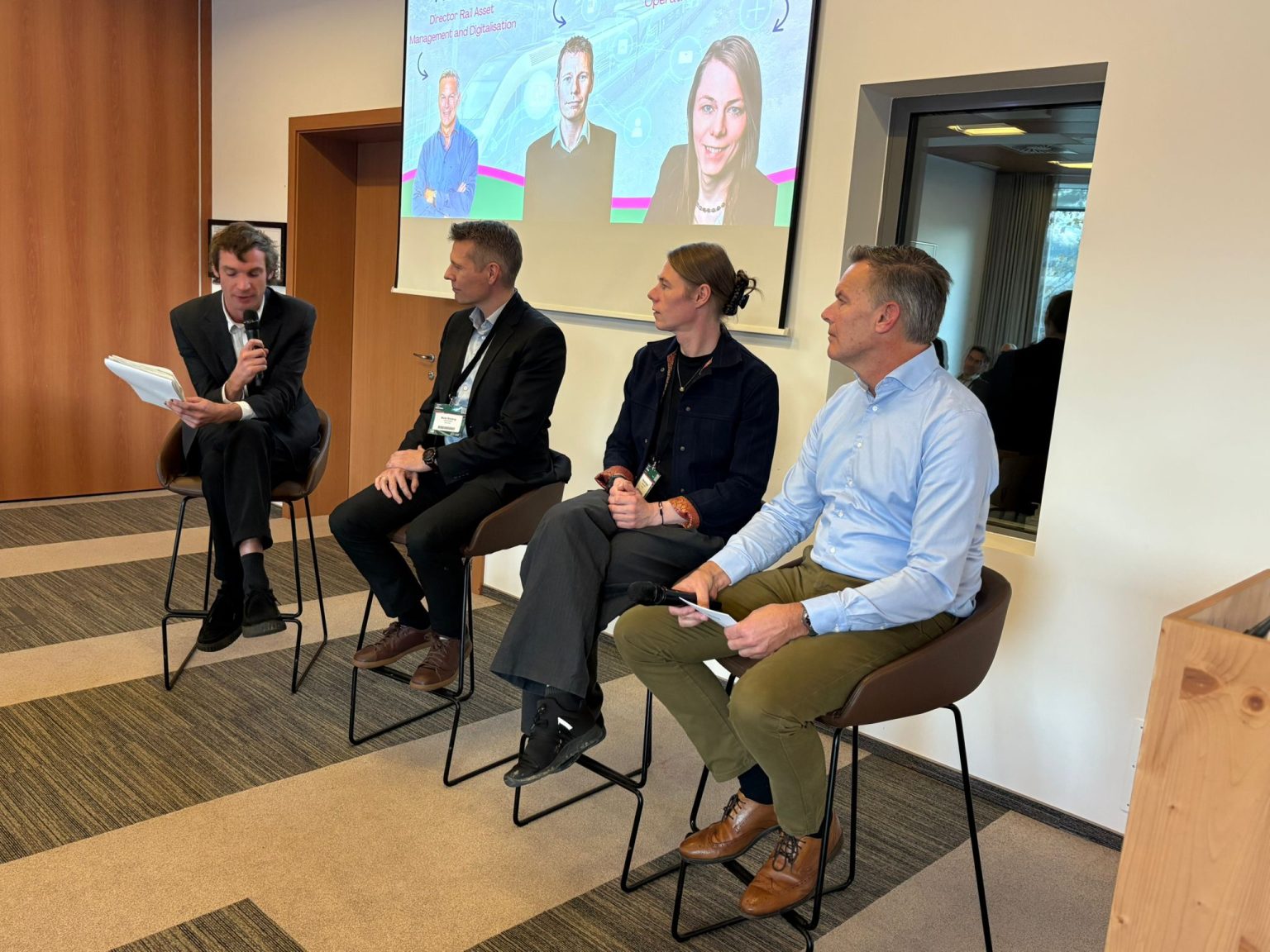 A moderátortól jobbra: Malte Breiting Pantoinspect, Hannah Richta DB InfraGo és Peter Boom Haskoning (fotó: ProMedia)