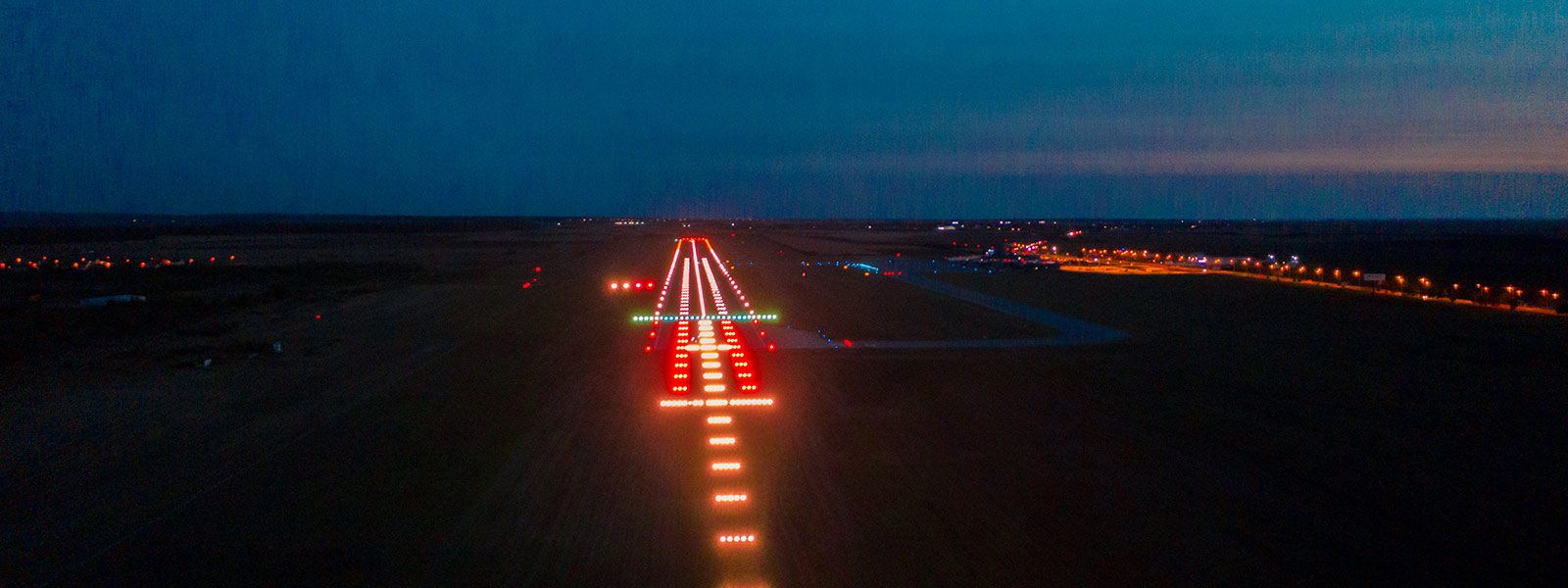 A nagyváradi nemzetközi repülőtér futópályájának fényei (forrás: aeroportoradea.ro)