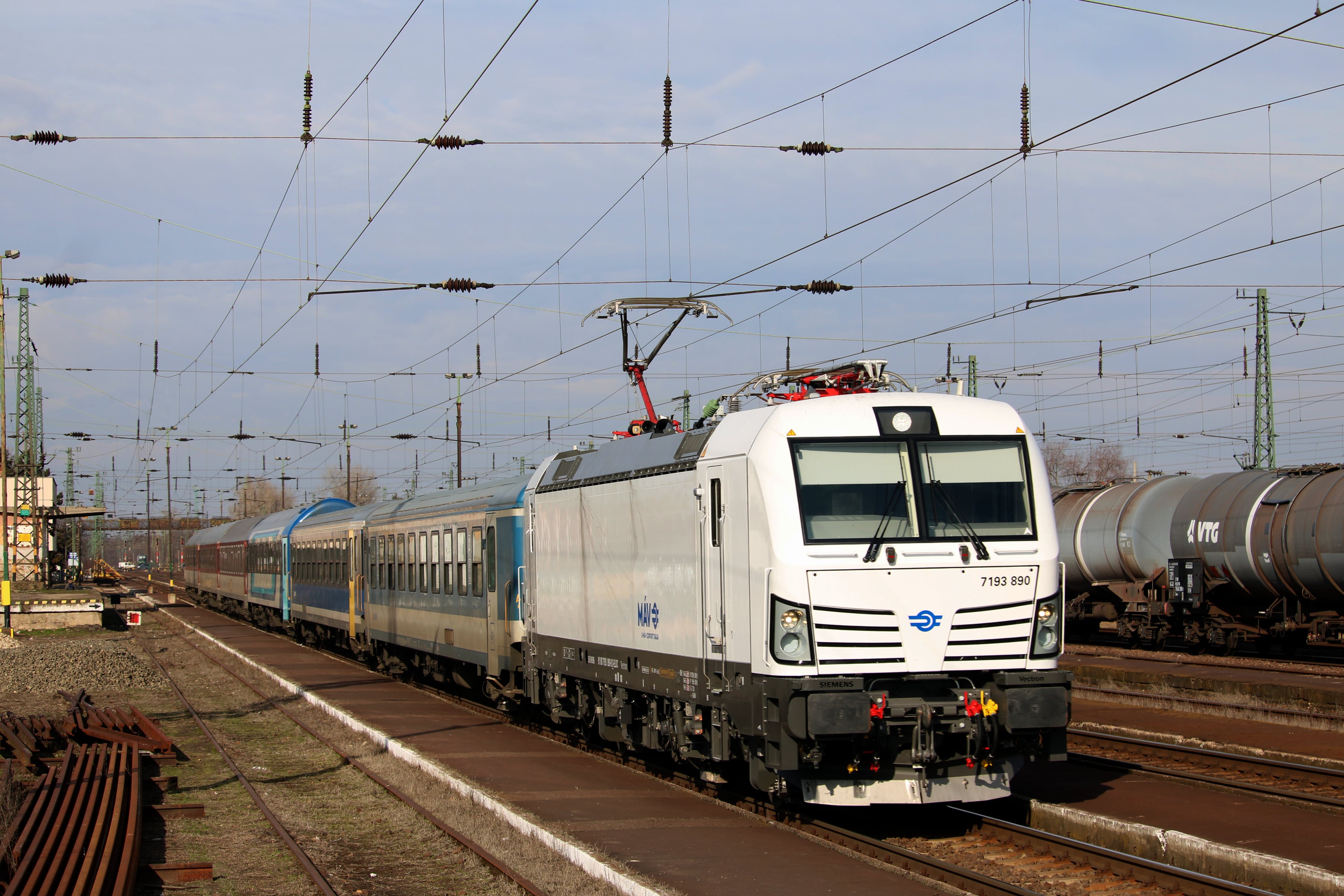 A még MÁV-egyenmatrica nélküli 890-es az IC187-es Hernád-Zemplén Intercityn dolgozott