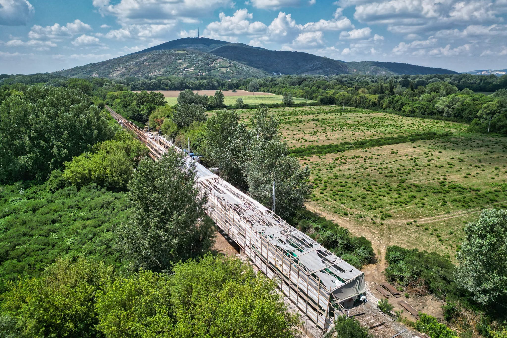 A Tokaj és Rakamaz közötti úgynevezett Hosszú-hidat is kipofozzák a szakemberek (kép forrása: Vitézy Dávid Facebook-oldala)