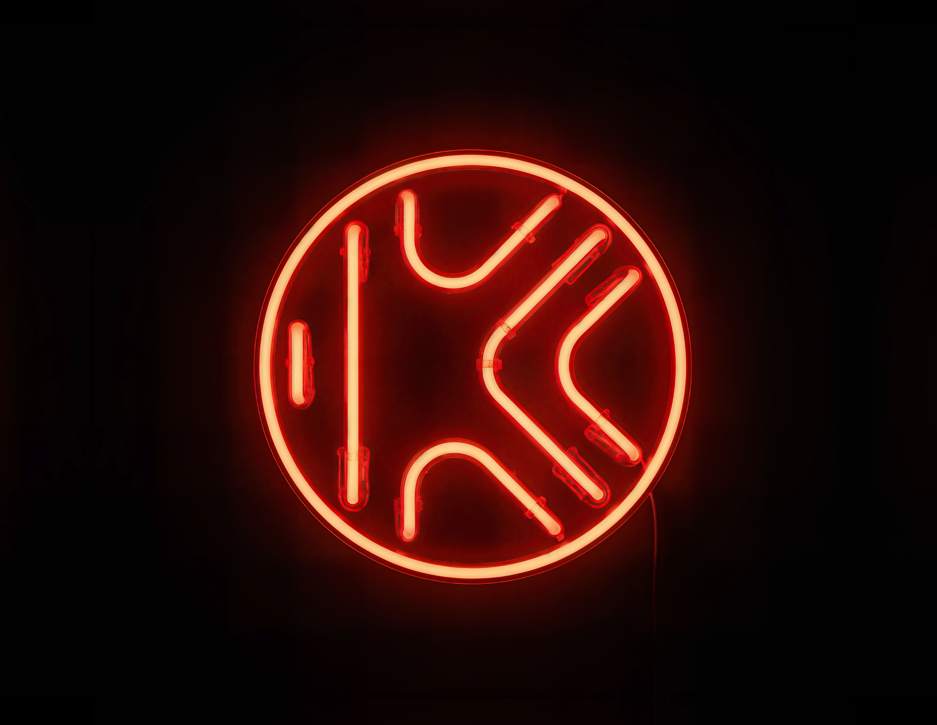 A logó nem pusztán dizájnelem. Élmény, emlék, üzenet. A Neonfényes Körút újra fénybe boríthatja a város egyik legforgalmasabb tengelyét – érzékenyen, múltat idézve, de jövőt mutatva. Ez a terv nemcsak a szemnek, hanem a város szívének is szól