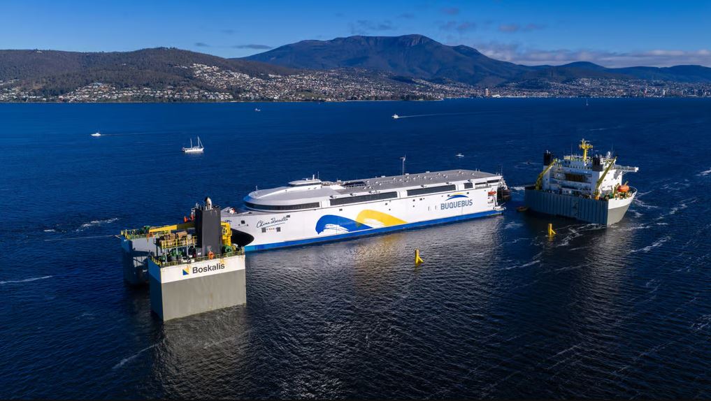 A China Zorrilla beúszik a Black Marlin fedélzetére Tasmania partjainál (fotó: Incat)
