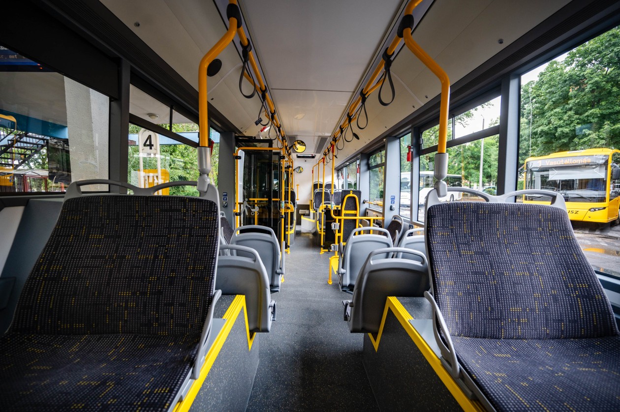 Az e-busz üzemanyag-ellátását a Mobiliti Volánbusz Kft. nagyteljesítményű töltőberendezésével (INNC DC Fast Charge 80 kW) oldják meg a MÁV-csoport hajdúszoboszlói autóbusz-állomásán (fotók: MÁV-csoport)