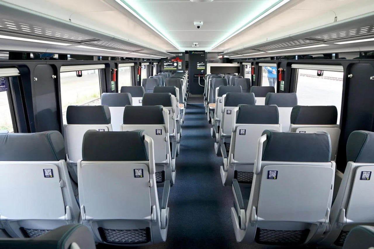 A kétszintes kínai szerelvények alsó... (képek forrása: Martin Bertsch / x.com / Rolling Stock World)