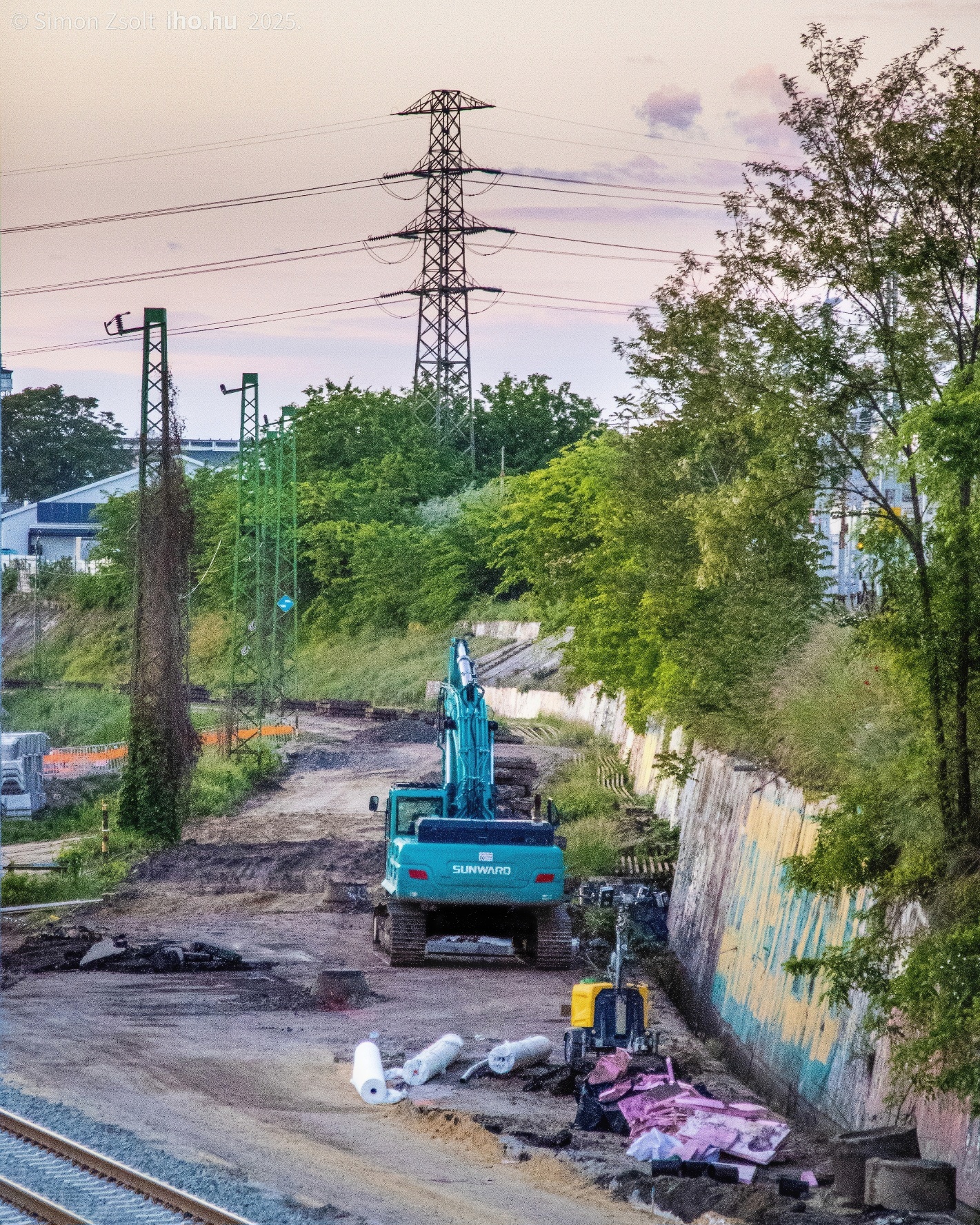 Volt, nincs. A felvétel néhány nappal a vágányzár után készült, a helyzet azonban folyamatosan, napról-napra változik. A korábbi nyomvonal helye szinte már behatárolhatatlan