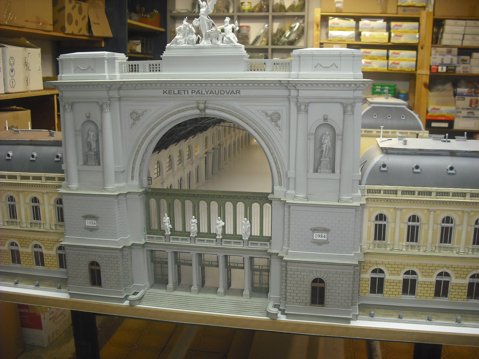 Keleti, hánull, homlokzat