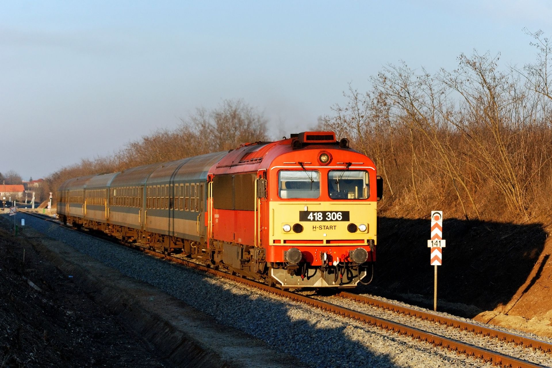 521-es sebesvonat halad ki Szegiről élén egy szintén miskolci géppel