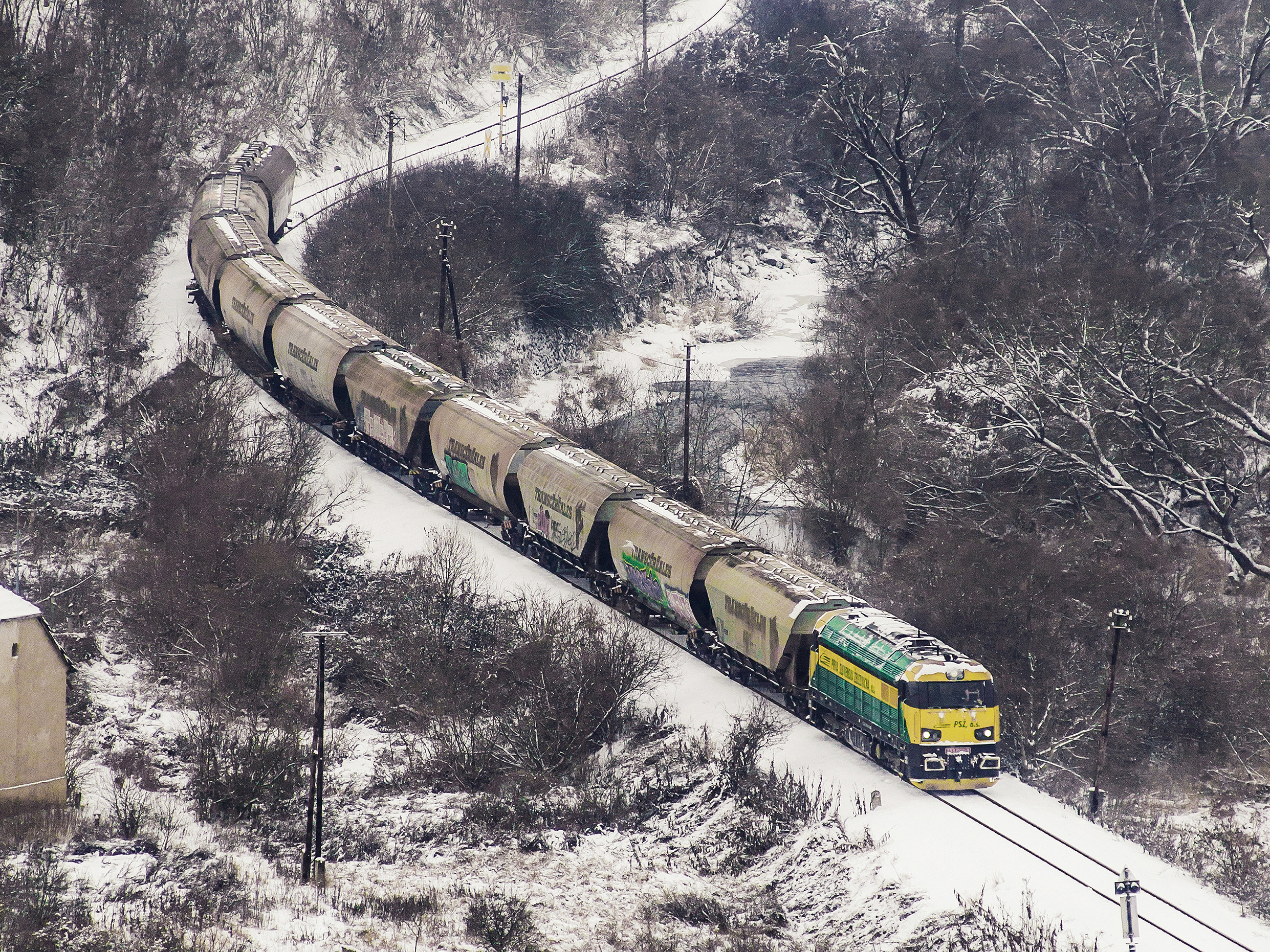 Eredetileg harminc üres kocsival érkezett Losonc felől Nógrádszakálba a PSŽ 753 608-as remot Búvárja 2019. január hetedikén. A vonatot Kishalomban (Malé Straciny) rakták meg gabonával. Kishalom bár Szlovákia területén van, csak Magyarországgal van vasúti kapcsolata. A rakott szerelvényt három részletben vitték vissza Losoncra, a felvételen az utolsó etap látható (fotók: Galbács Tamás)