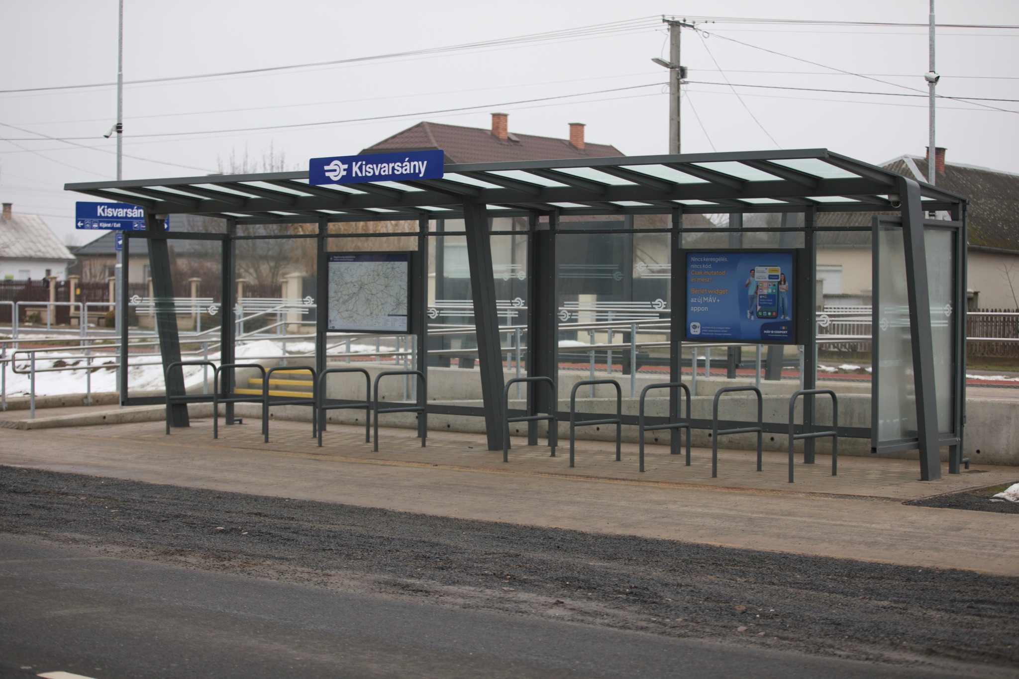 Egyik oldalon vasúti, a másikon buszmegálló könnyíti az utasok közlekedését (képek forrása: MÁV-csoport)