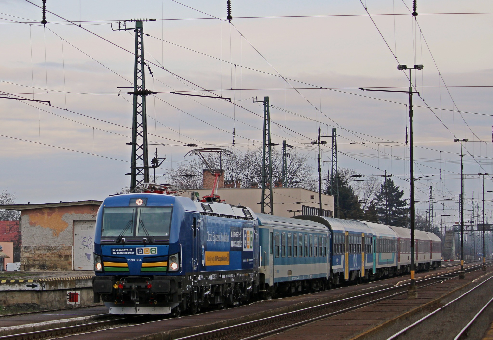 A Kassáról Budapestre tartó, IC183-as Hernád-Zemplén IC-t húzza Miskolctól a díszes 634-es