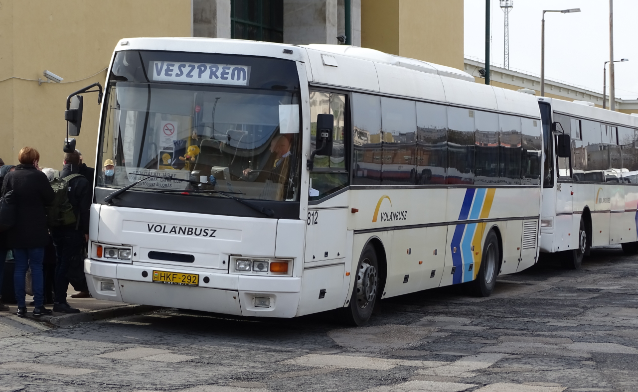 Háromból kettő – a veszprémi pótló buszok a fehérvári állomás előtt