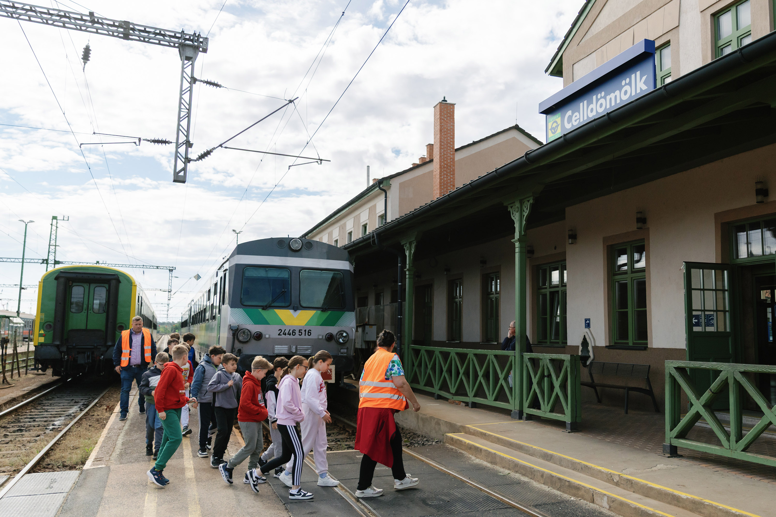 A celldömölki állomáson egy Jenbacher ikermotorkocsit tekinthettek meg közelebbről (fotók: GYSEV Zrt.)