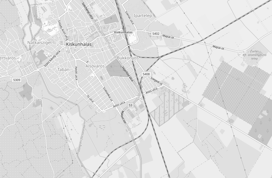 Kiskunhalas állomás és elágazó irányai: nyugati irányban Baja, keleti irányban Kiskunfélegyháza felé