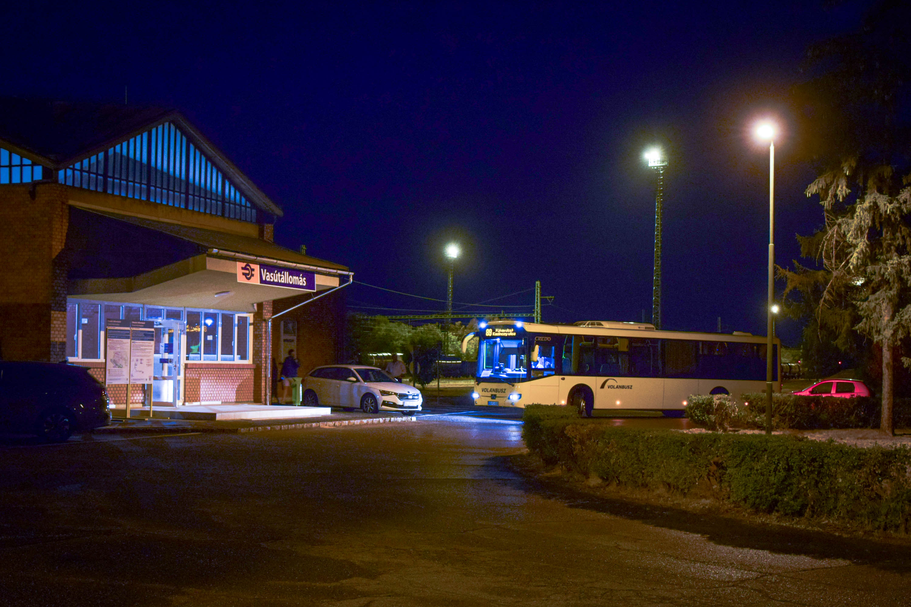 A közlekedés megkönnyítése érdekében Tiszaújvároson belül 89-es viszonylatszámmal a fontosabb helyi igényeket kiszolgáló MÁVBusz-járatra lehet átszállni a vasútállomásnál