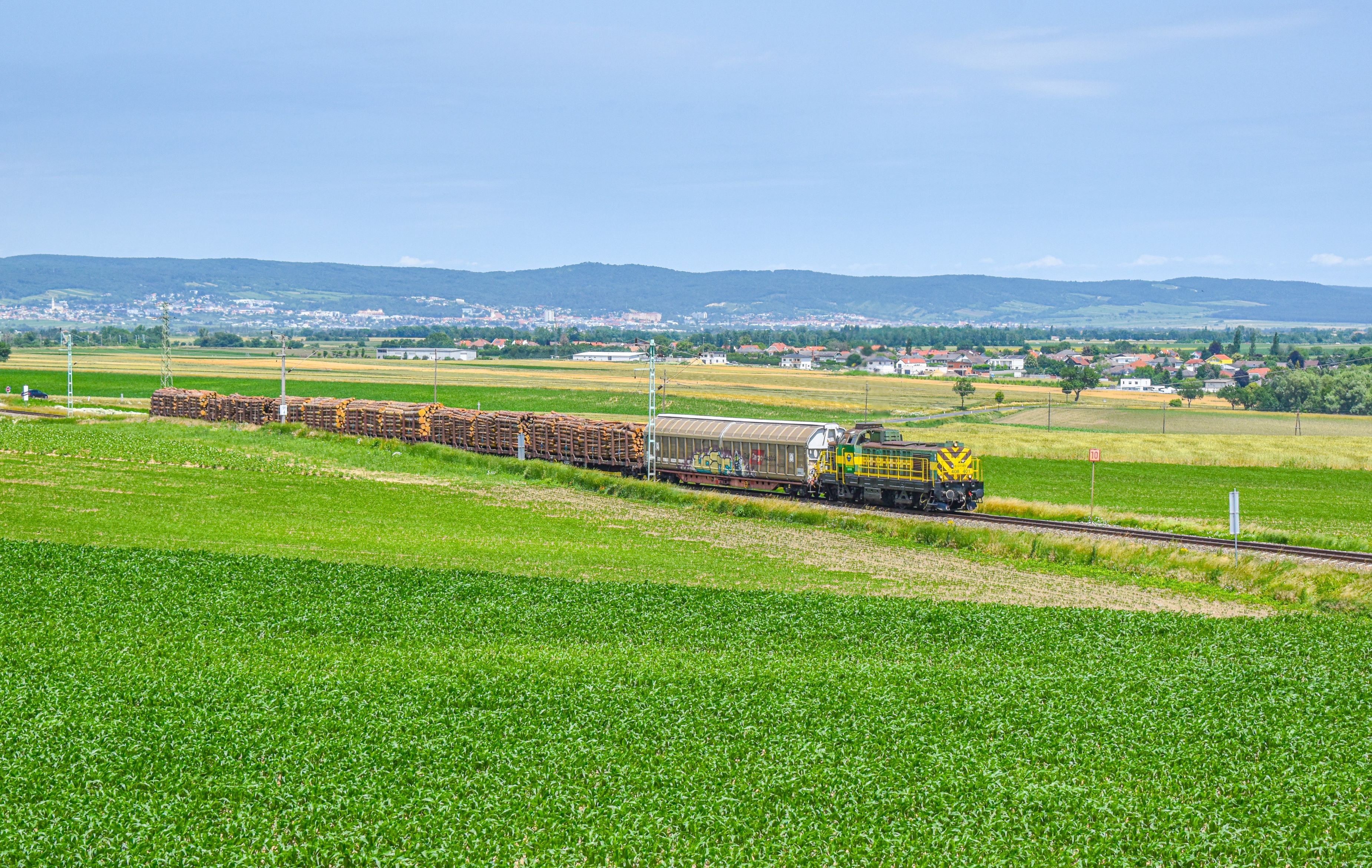 Amikor a GYSEV Ausztriában nyújt egyeskocsi-szolgáltatást. Az ausztriai Wulkaprodersdorfban (Vulkapordányban) működő gyáraknak köszönhetően ugyanis van mit elfuvaroznia a soproniaknak. A kiszolgálómenet élére legtöbb esetben a 401-es Púpost osztja be a vasúttársaság, és a gép egyhuzamban fel tudja rántani a drassburgi (darufalvai) emelkedőn a vonatot. Képünkön a 401-es gép szalad neki 2023. július elsején a dombnak, miután kiszolgálta a wulkaprodersdorfi fatelepet és a szemét-újrahasznosítót (fotó: Borbély Tivadar)