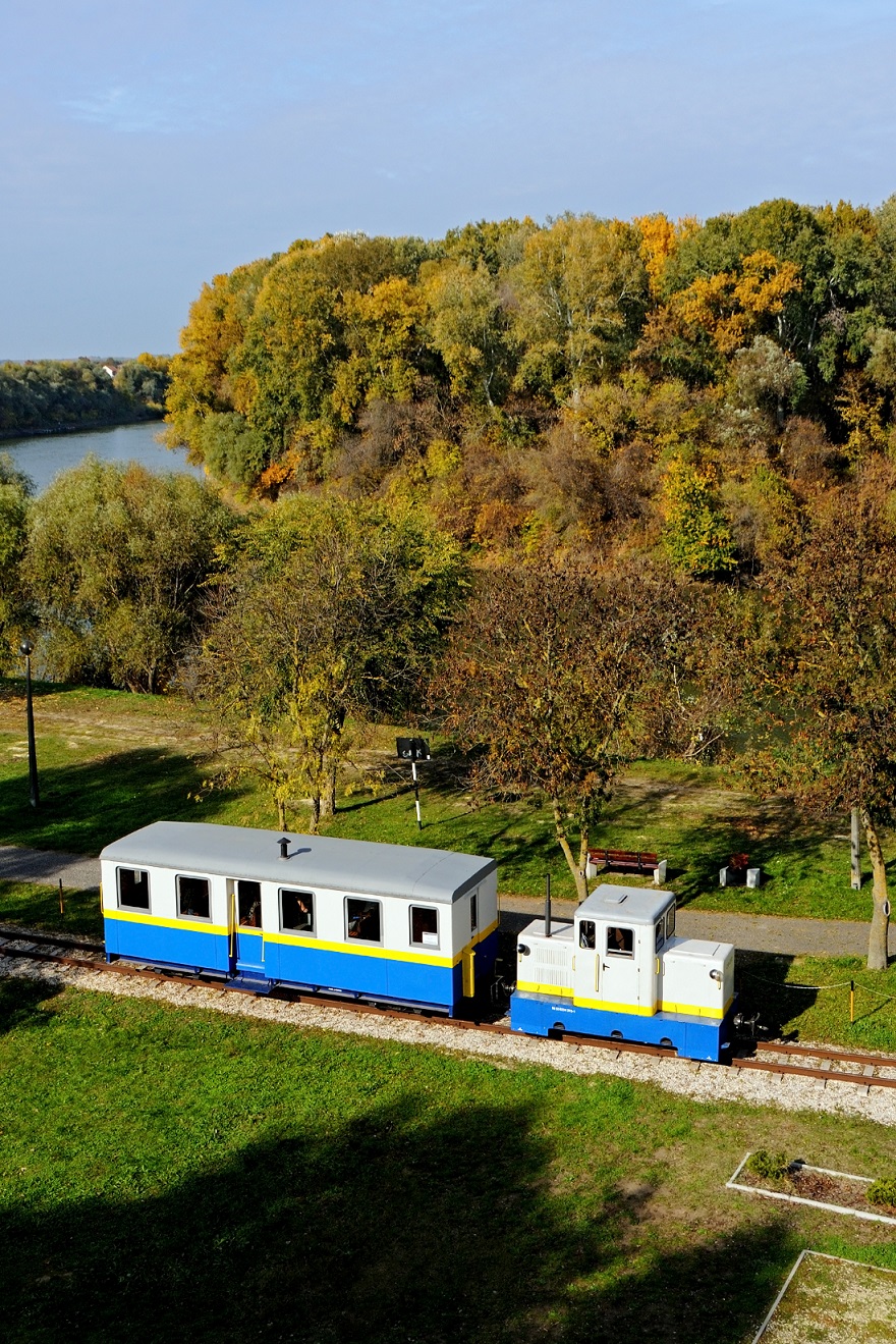 Letekintés a szerelvényre és a Tiszára a kilátóból