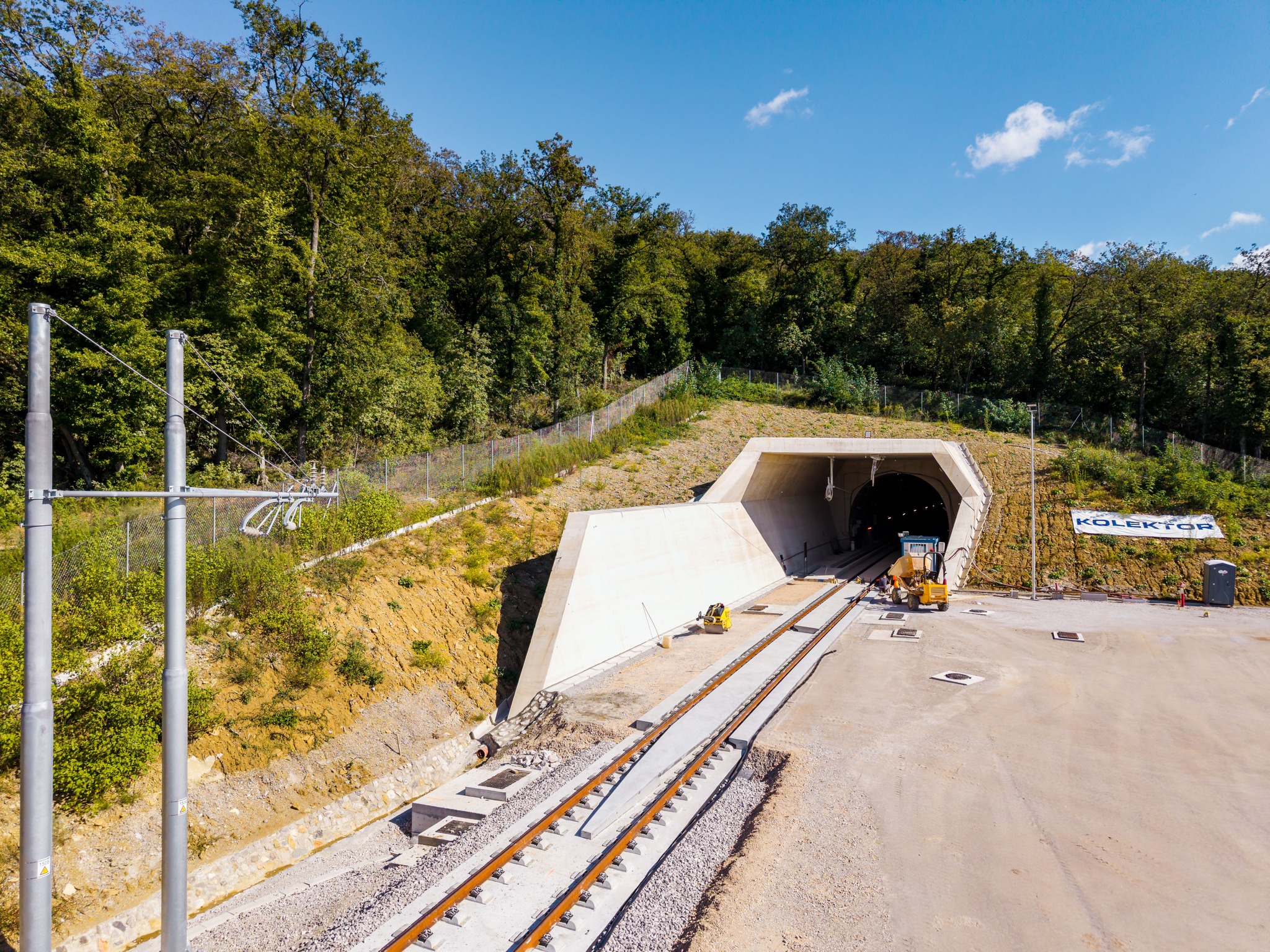 Az egyik alagút bejárata (képek forrása: BeGR8 / Drugi tir Facebook-oldal)