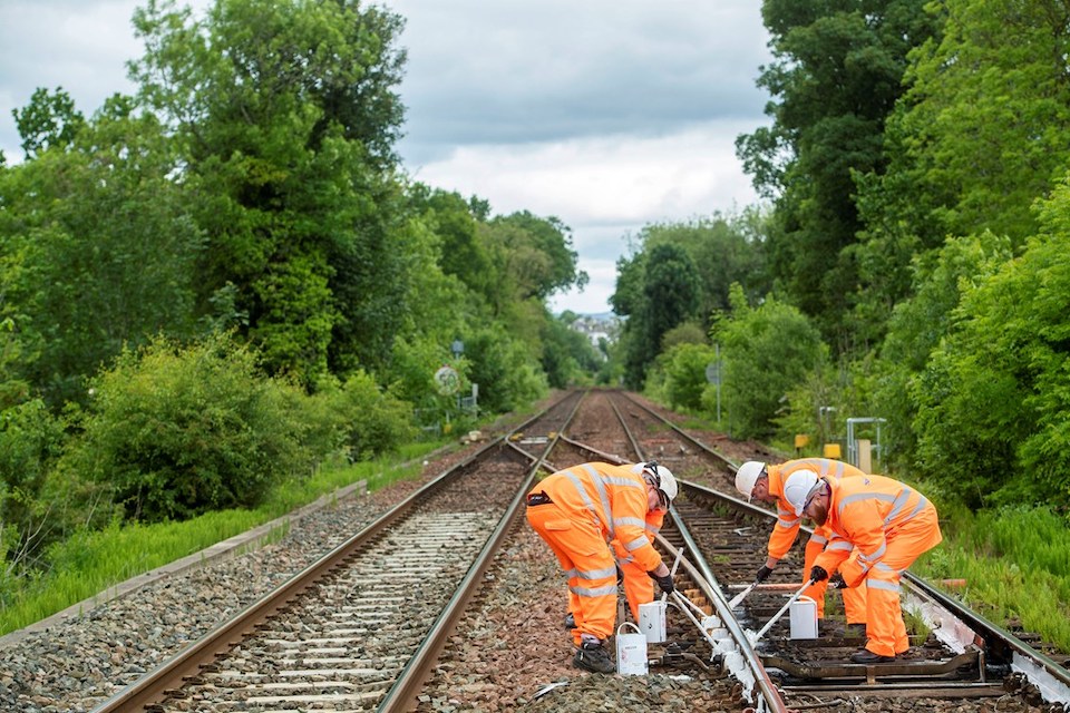A DB fehérre festett sínekkel küzd a nagy hőség ellen (kép forrása: Network Rail Media)