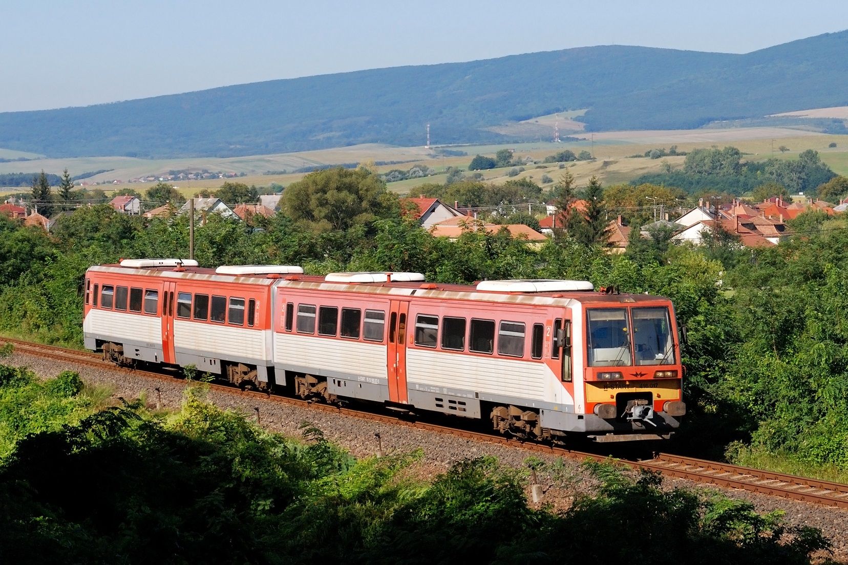 Ez már a 81-es vonal, hisz útnak engedték a másik púposos tehert is. De előtte még egy somoskőújfalui személy került a fényképezőgépek elé. 2021-ig főleg Usgyik járták ezt a vonalat. Néha be-becsusszant egy-egy csörgős, púposos, esetleg szergejes személyvonat