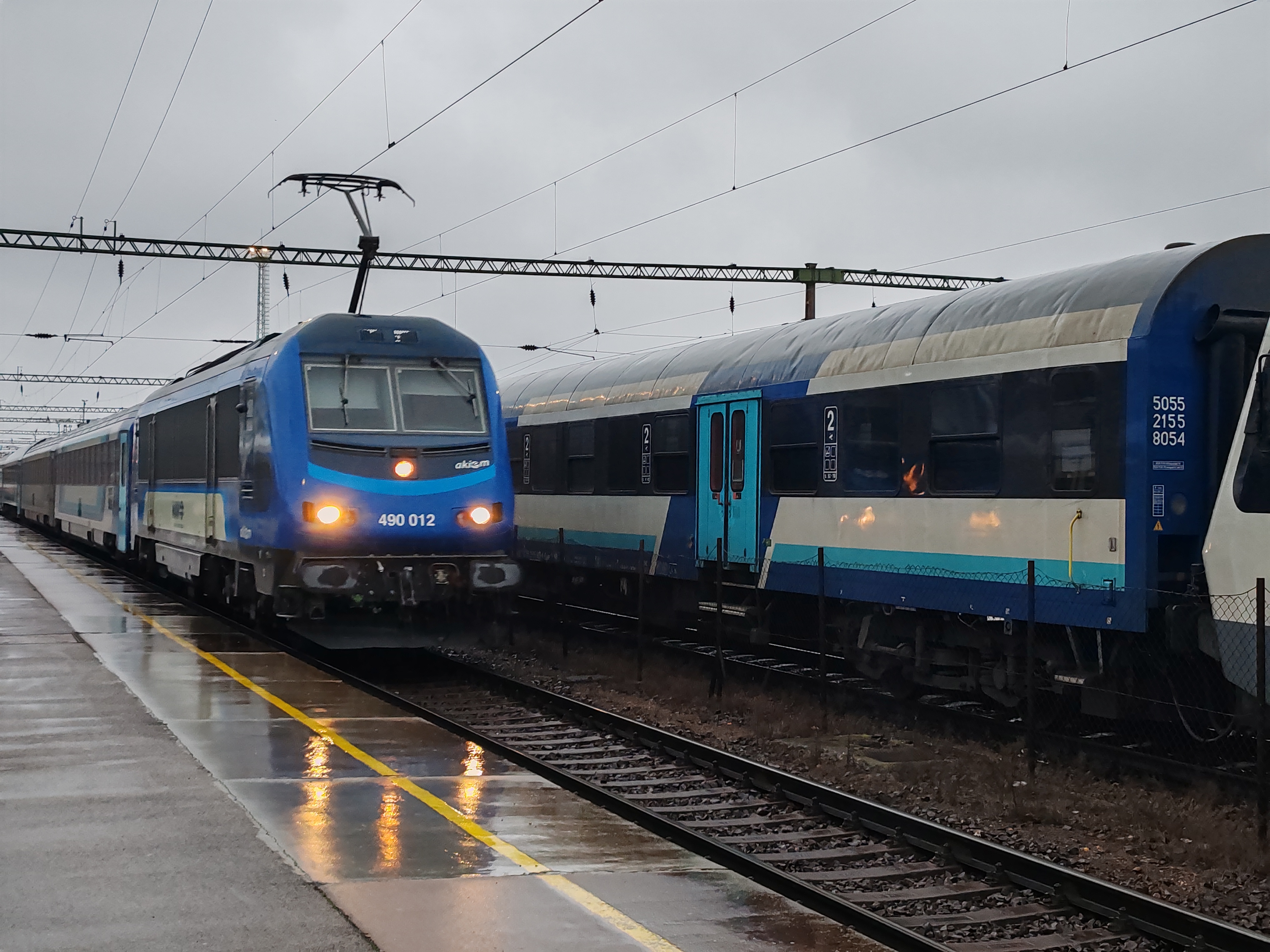 Már-már havasesőben, néhány perces késésben lopakodik be a 012-es Astride-dal az IC 800-as Mecsek Dombóvárra