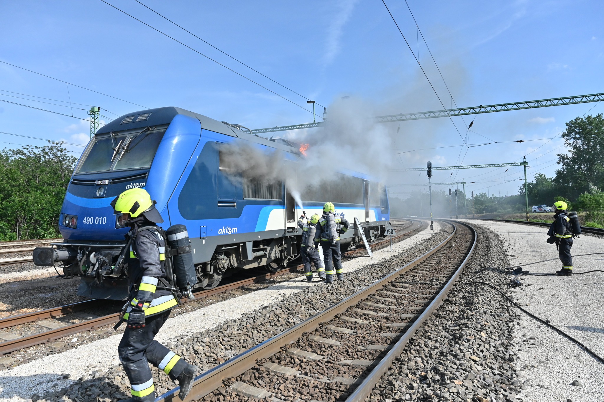 A kiégett 490 010-es füstölög Kelenföldön (kép forrása: Facebook)