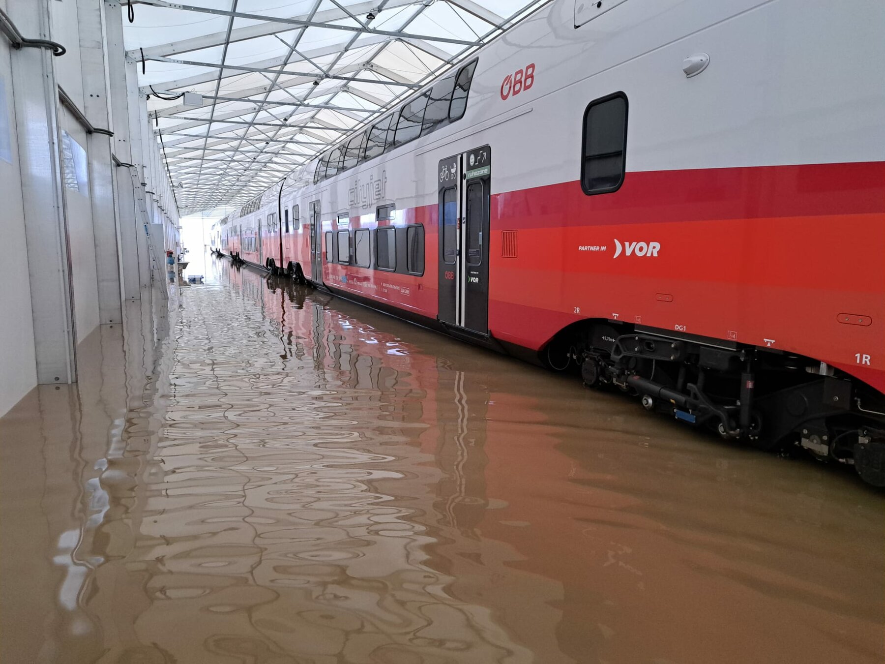 A Stadler ausztriai üzembehelyezési központja sem úszta meg az árvizet, az ÖBB egyik készülő KISS-e bánta (kép forrása: Stadler Rail)