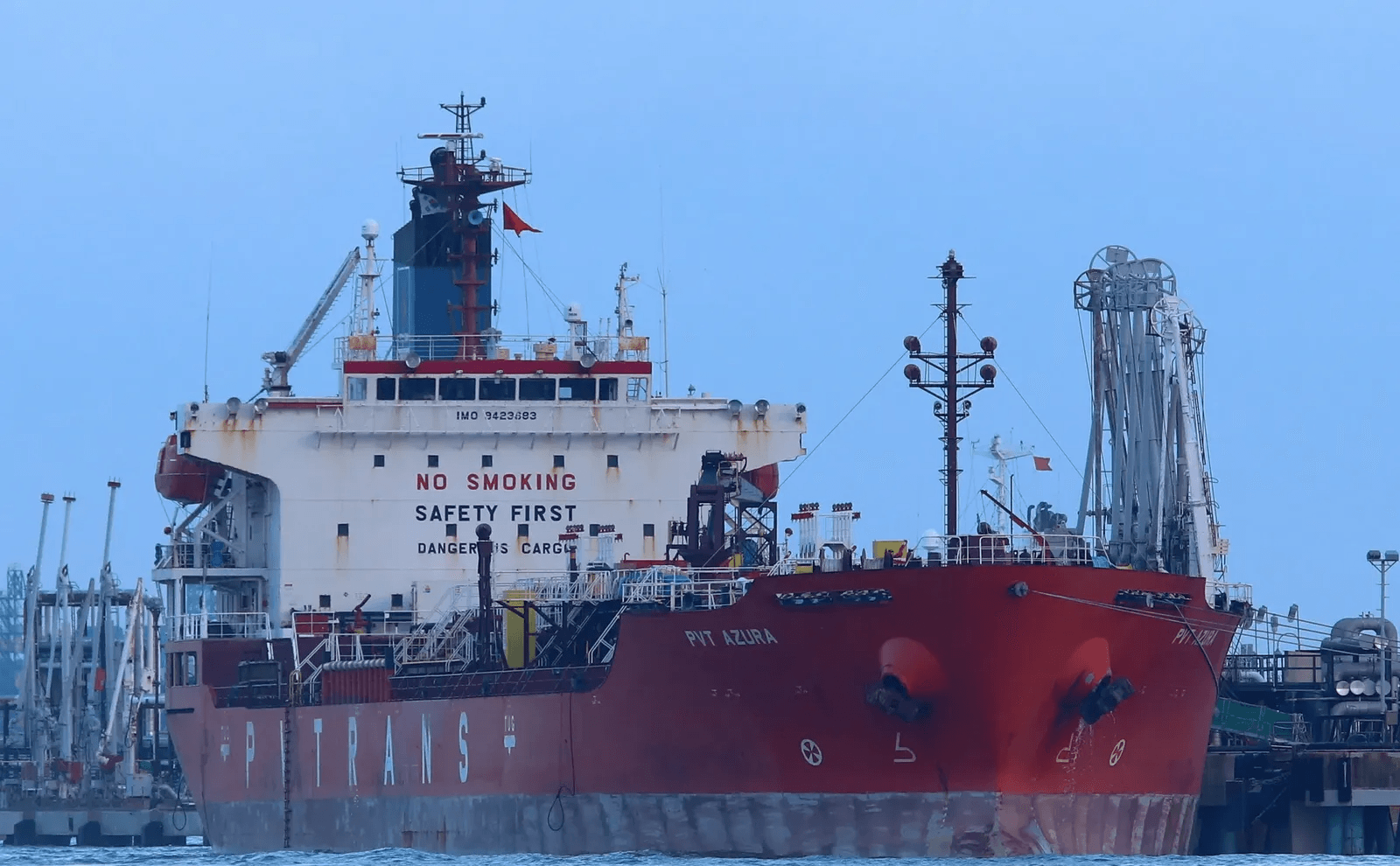 A napokban motorhibát szenvedett PVT Azura olajszállító tartályhajó. Az incidens február 15-én, reggel nyolc óra körül történt a Kieli-csatornában. A hajó Suchsdorf közelében, a Schwartenbek zsilipnél állt meg, a révkalauz pedig riasztotta a brunsbütteli csatornaforgalom-irányító központot. Két órán belül két vontatóhajó érkezett, ezek a PVT Azurát aznap délre Kielbe vitték, javításra. A PVT Azura 2009-ben épült, vietnami zászló alatt hajózik. Hossza 146,19 szélessége 24,2 méter (képünk illusztrációt, fotó: marinetraffic)