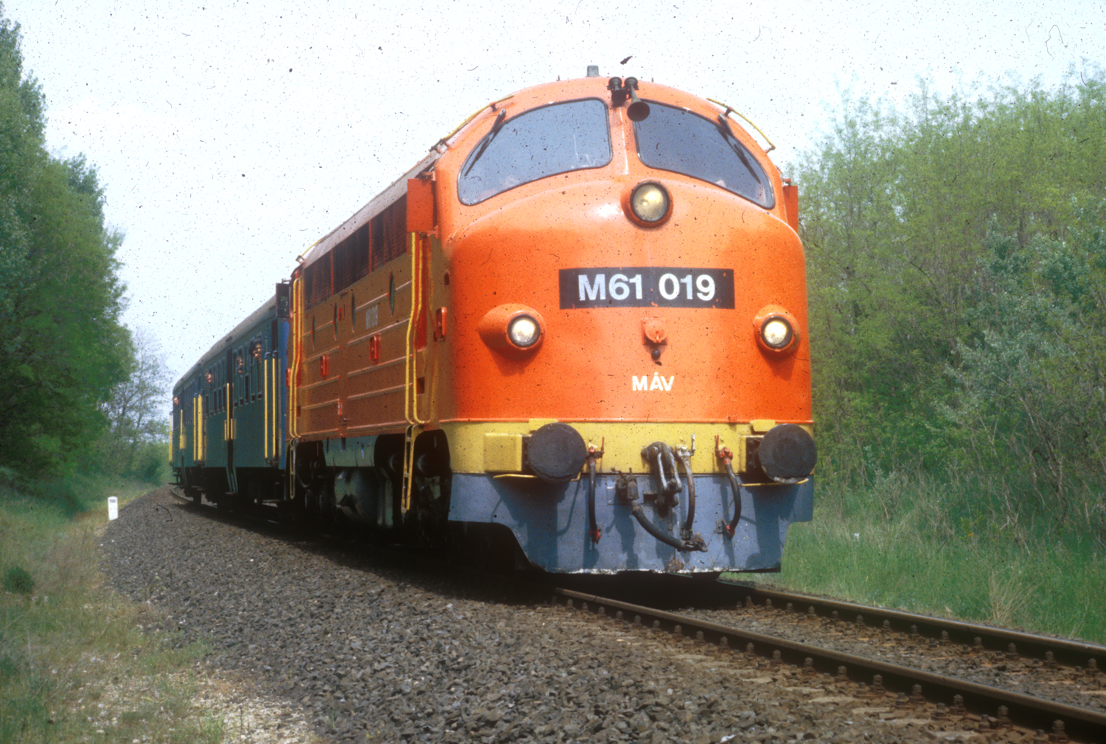 A dia poros, de az emlékek nem! A 019-es Nohab az 1999. május 9-i különmenettel látható Nagykanizsa és Gyékényes között