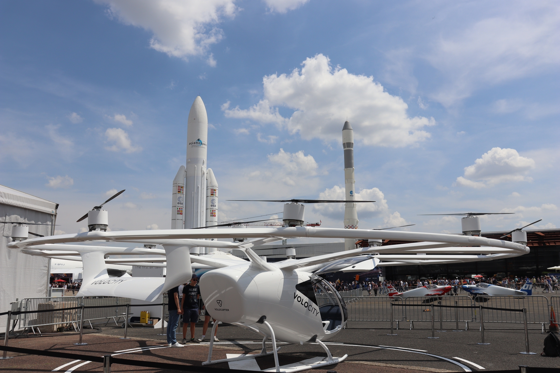 A fejlesztő Volocopter tervei szerint a Volocity lesz az első olyan légitaxi, ami a 2024-es párizsi olimpia idején utasokat fog szállítani. A 18 rotor mozgatta jármű teljes egészében elektromos üzemű, kifejezetten rövid távú, elsősorban városon belüli közlekedésre tervezték, ezért kifejezetten előnyösek az alacsony zajszintű elektromos motorok