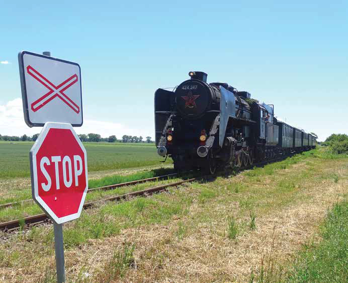 A 424 247-es Vitéz a Pered határában húzódó mezőgazdasági út átjárójához érkezik június 6-án, kevéssel dél után. A gép által vontatott szerelvényt a pozsonyi Közlekedési Múzeum bocsátotta rendelkezésre. A vonat ezúttal a Pered–Vágsellye–Galánta (Galanta) útvonalon ingázott