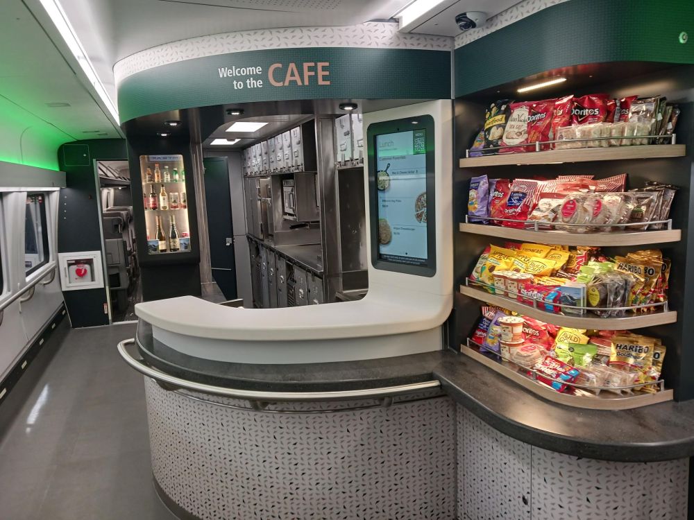 Az utasok büférészleget is igénybe vehetnek a hosszú, többórás utazások alatt