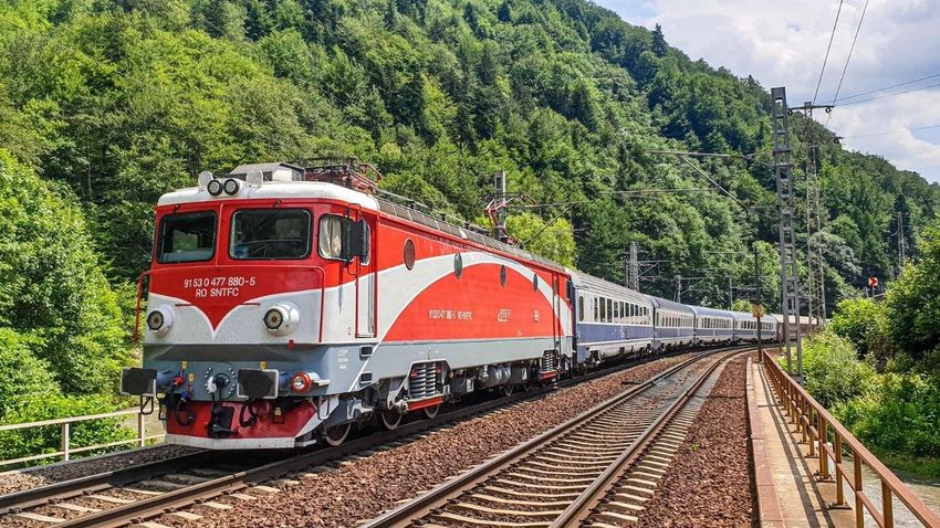 Romániában számos látványos vasútvonal kanyarog a Kárpátok völgyeiben