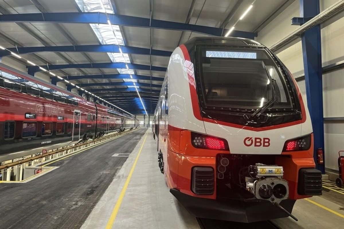 Az ÖBB Stadler-járművein felül a Westbahn vonatait is itt szervizelik már, de minden Stadler-jármű előtt elérhető (kép forrása: Stadler Rail / railmarket.com)
