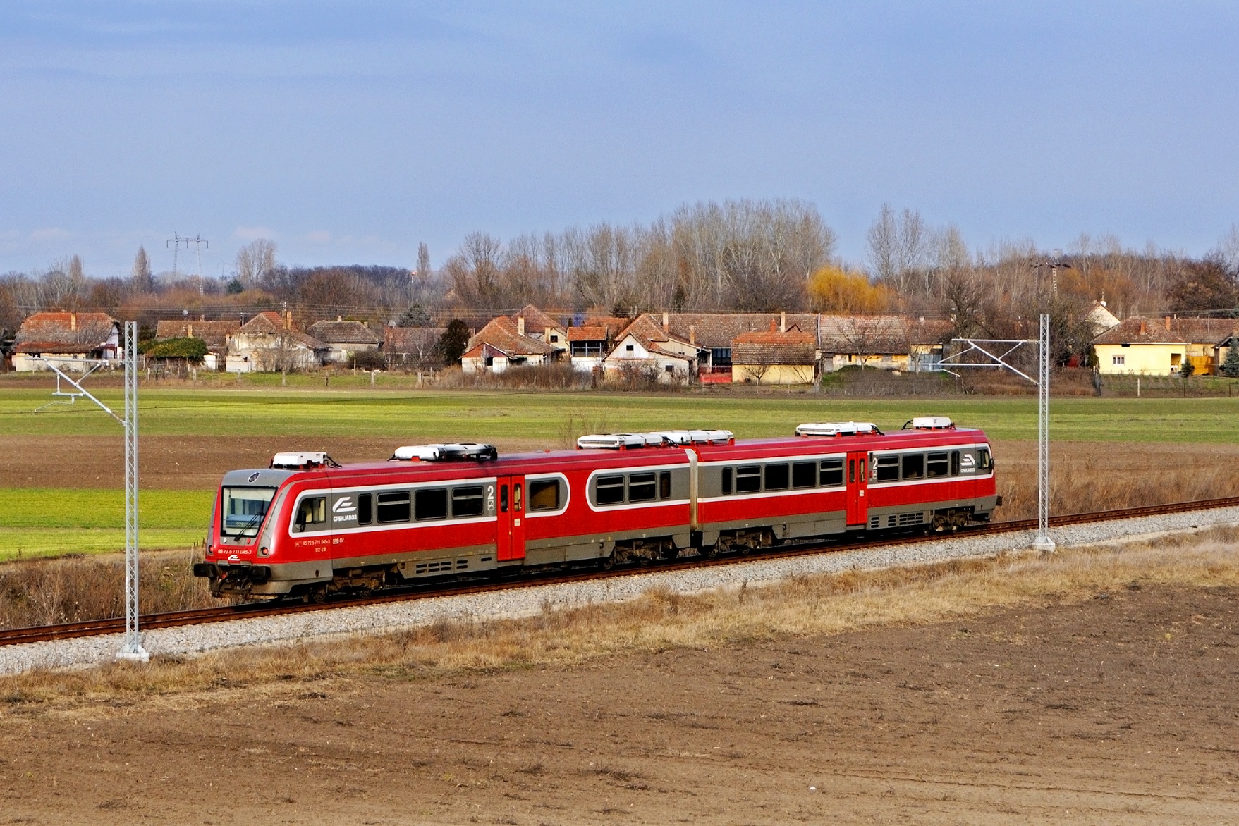 A 7305-ös számú Szabadka–Szeged viszonylatú személyvonat jár be Horgosra. A vonat csak Röszkéig közlekedik, onnan vonatpótló busszal lehet tovább utazni Szegedre valószínűleg április közepéig (a szerző felvételei)