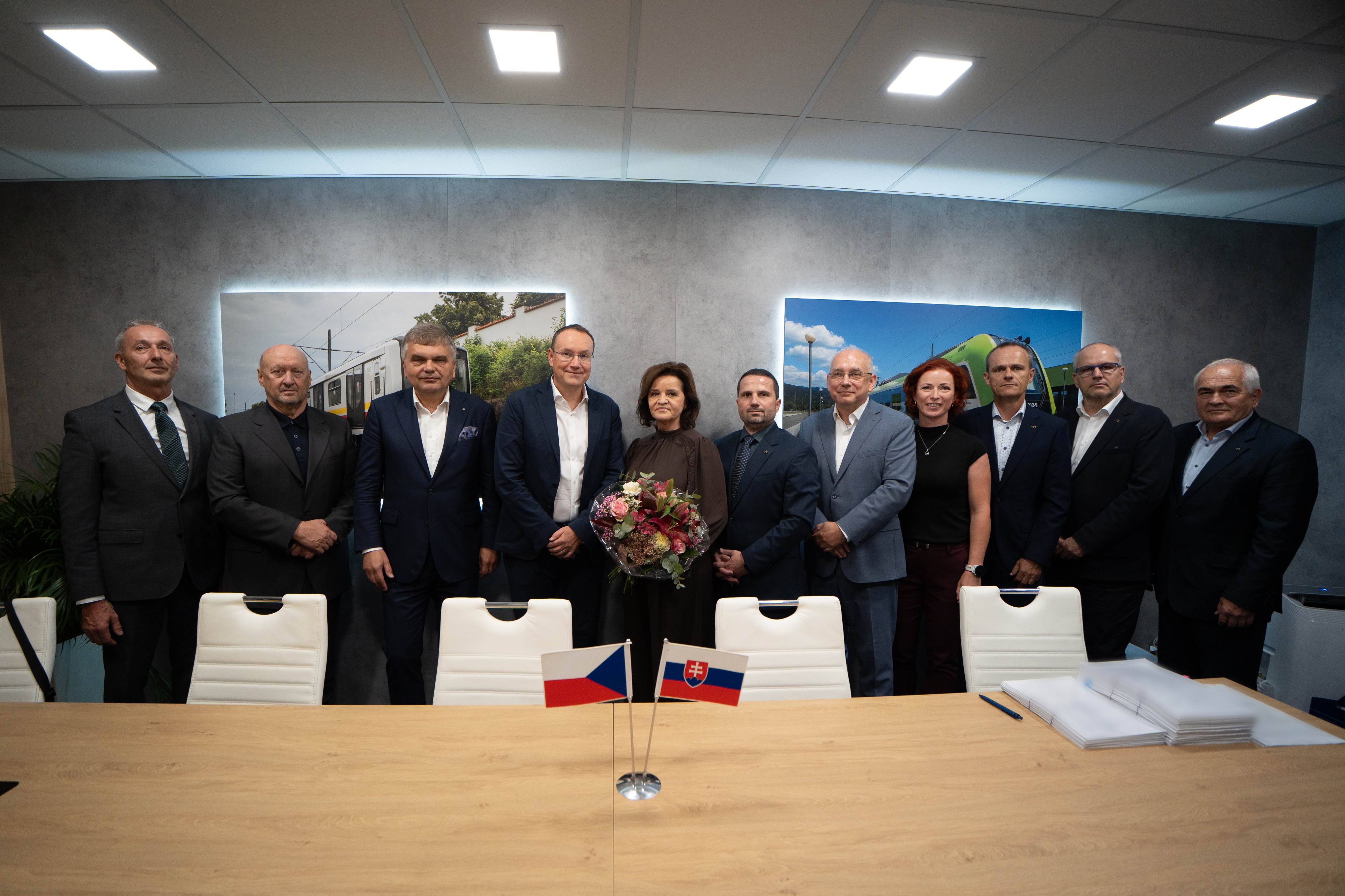 A ZSSK, a Škoda Csoport és a ŽOS Trnava képviselői a távolsági vonategységekre vonatkozó szerződés aláírása alkalmából