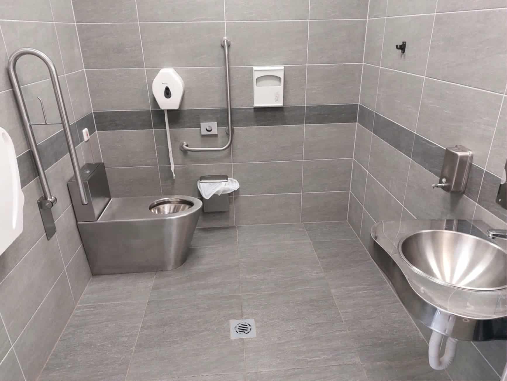 A sárándi állomás modern WC-jét sem lehet majd használni (fotó: Szabó István)
