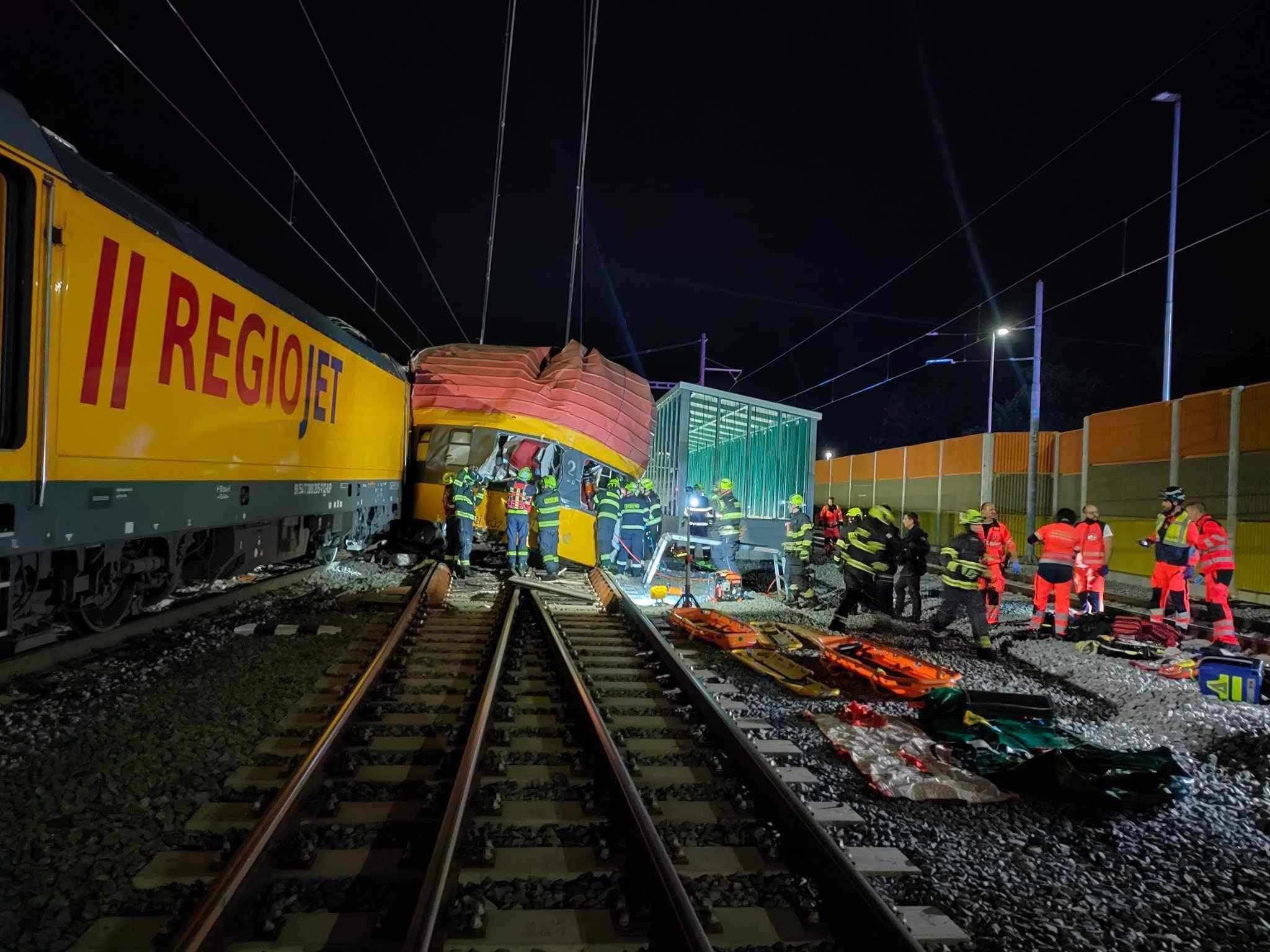 Pardubice állomáson frontálisan ütközött egy tehervonat és egy személyszállító gyorsvonat. A balesetben négyen meghaltak (képek forrása: Der Eisenbahner Facebook-oldal)