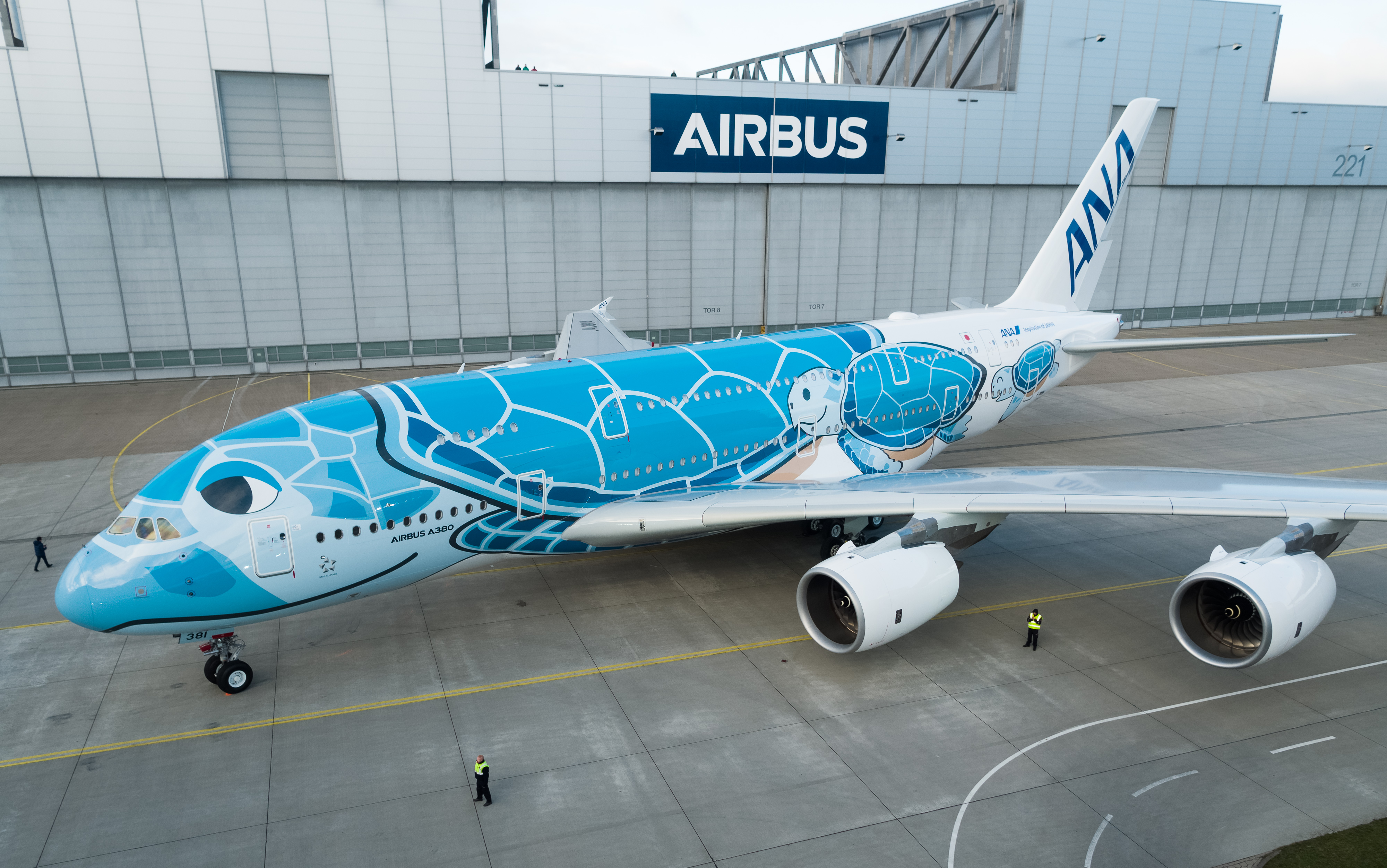 A japán ANA három tengeri teknősös A380-asának egyike az Airbus hamburgi fényezőműhelyénél. A művelet 21 napig tartott, és 16 különböző színárnyalatot vittek fel a gépre (fotó: Airbus) 