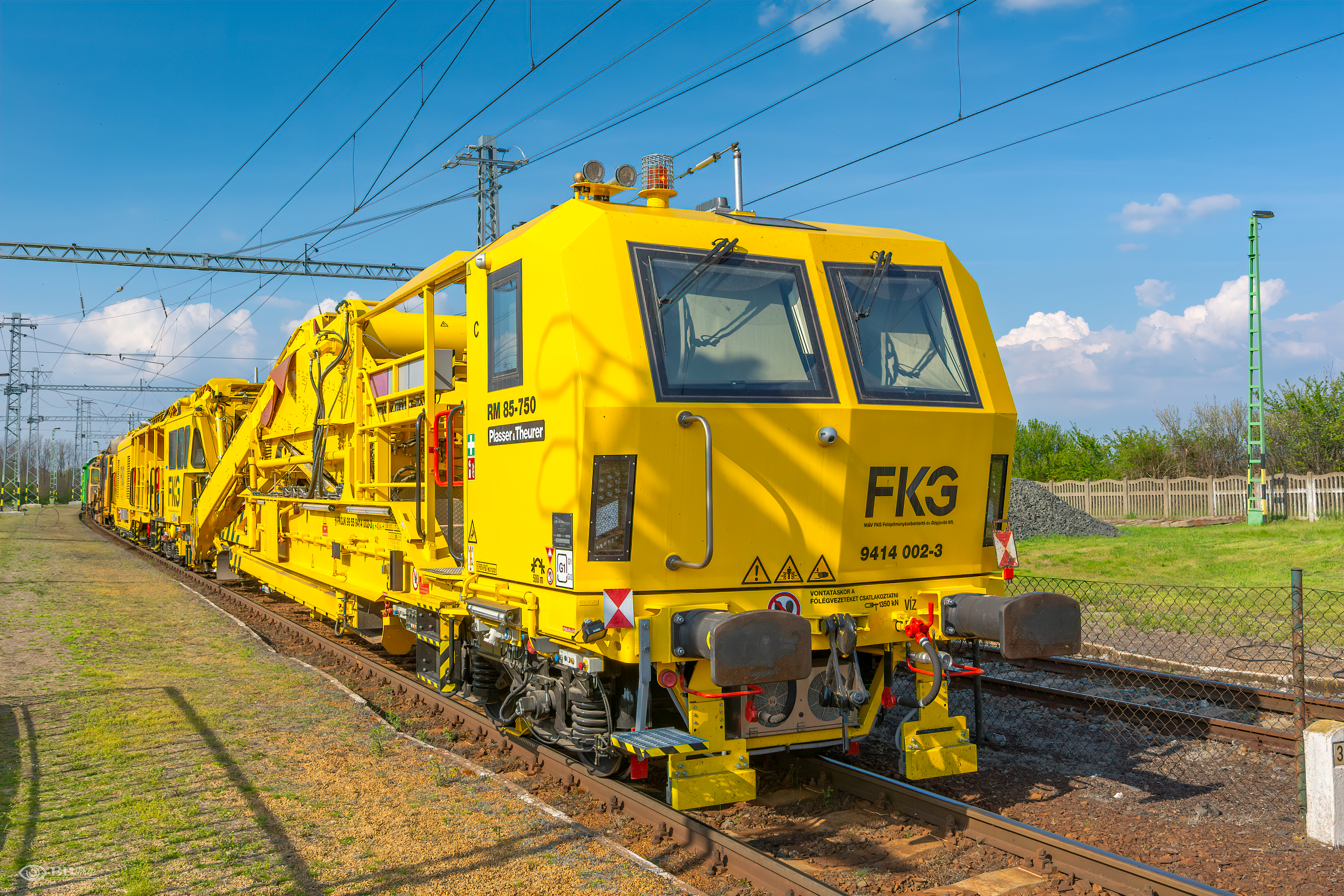 Kétezerhuszonhárom március 29. és április 27. között pályafelújítás és útátjárók átépítése miatt vágányzár volt érvényben Balatonfüred és Szabadbattyán között, a 29-es vonalon. A munkát a MÁV FKG Kft. végezte. A felújítás célja a lassújelirtás volt, ebben feladatot kapott a 2021-ben beszerzett, RM 85750 típusú rostagép is (fotó: Bali Balázs)