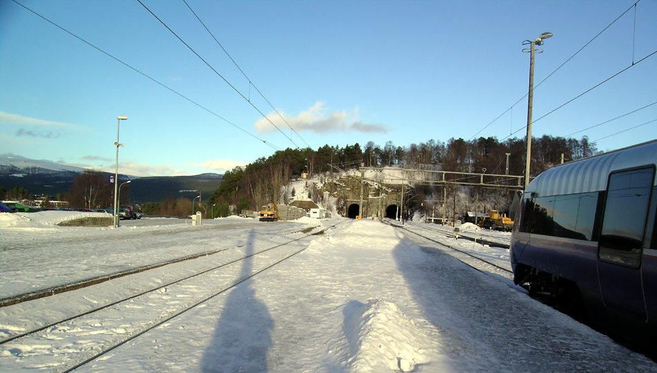 Dombås állomása. Balra a Rauma-vonal, jobbra a Dovre-vonal (kép forrása: Wikipedia)