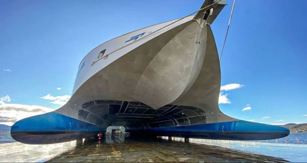 Rálátás a China Zorrilla elektromos katamarán orrára a Black Marlin szárazdokkhajó fedélzetén