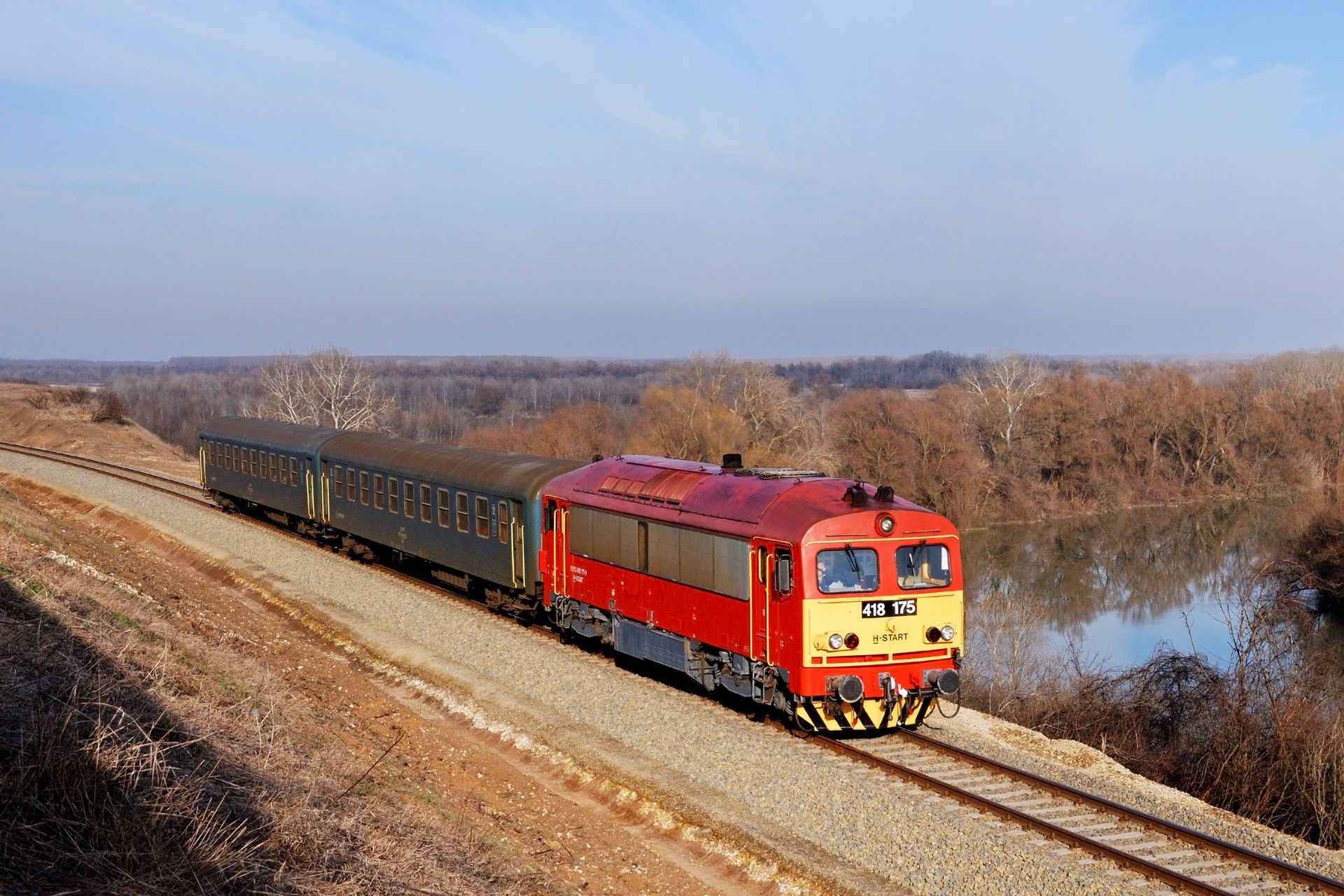 A következő vonattal, az 5213-as személlyel, szintén klasszik Csörgő volt, a Bitang névre hallgató 2175-ös. Ő igazi miskolci! Háttérben a Bodrog folyik. Talán ez a 80C legemblematikusabb fotóhelye