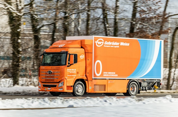 A hidrogén tüzelőanyag-cellás teherautó mintegy 25 tonna áru szállítására és egy töltéssel 600 kilométer megtételére képes (fotó: Gebrüder Weiss/Stefan Peter)