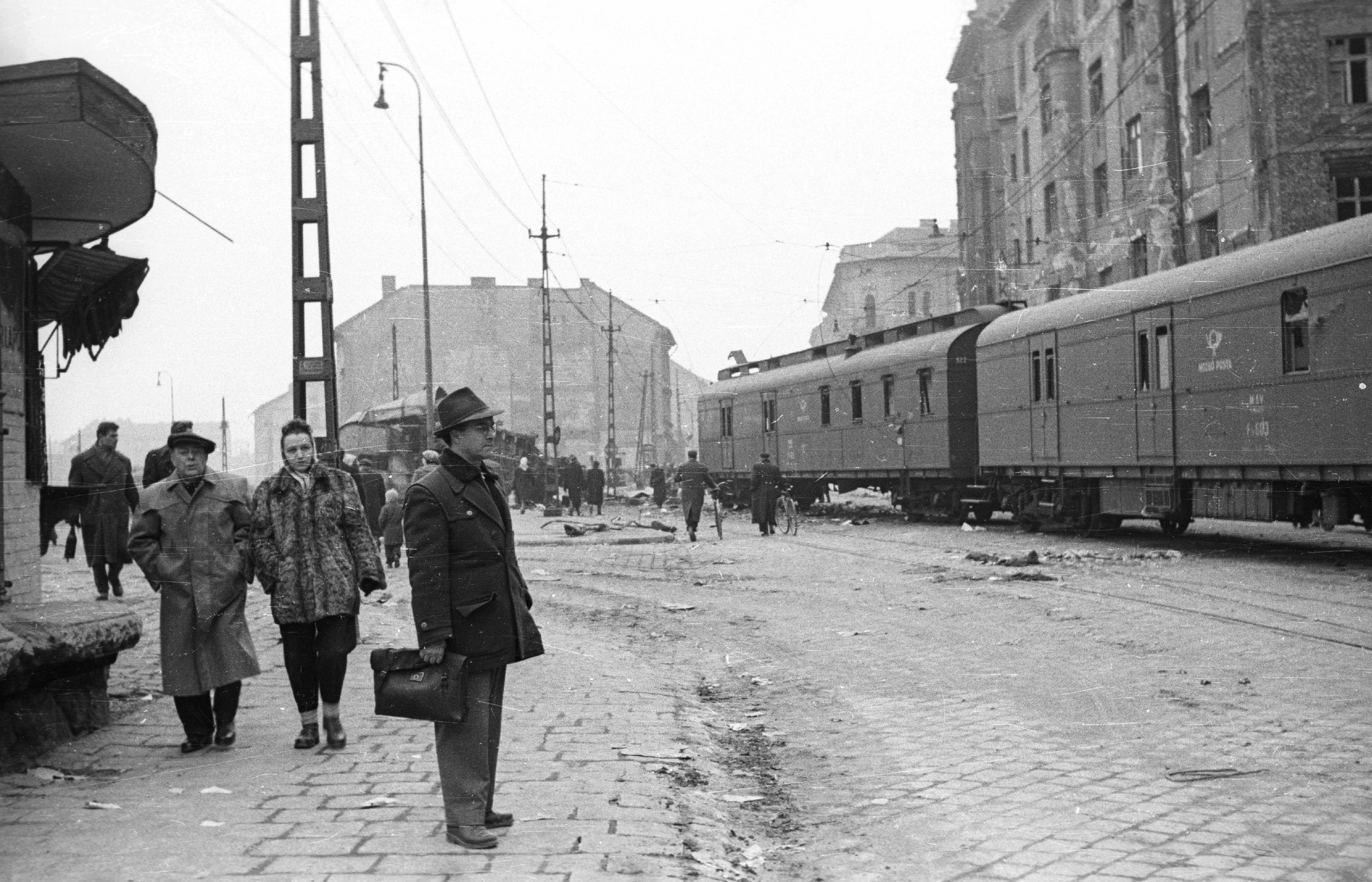 Két, a Déliből az Alkotás utcára kitolt mozgóposta-kocsi (az egyik lanternás) az utcai harcok elcsitulta után