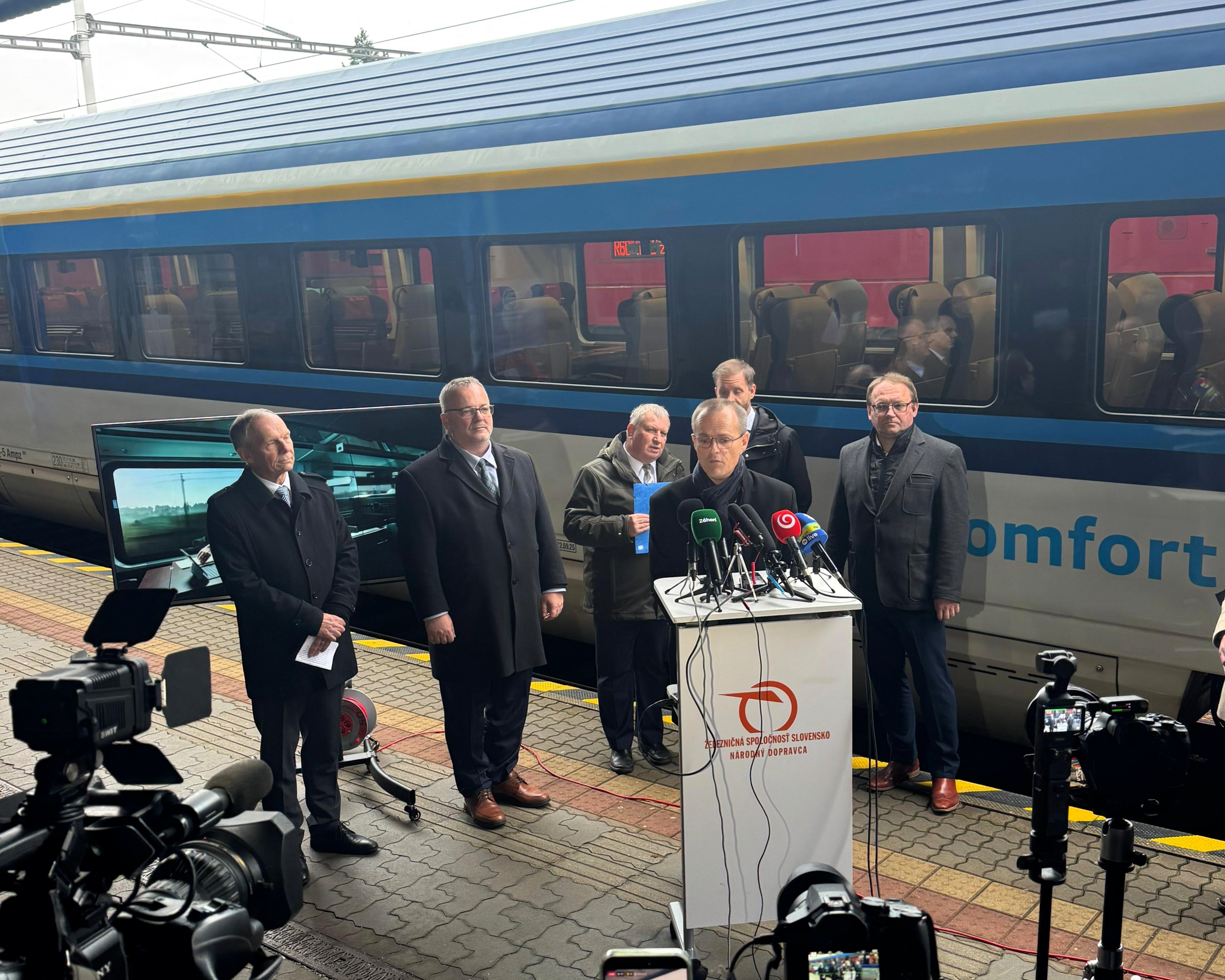 A társvasutak képviselői a pozsonyi főpályaudvaron. Reich László (takarva) a tolmács szavaira figyel (fotók: ZSSK)