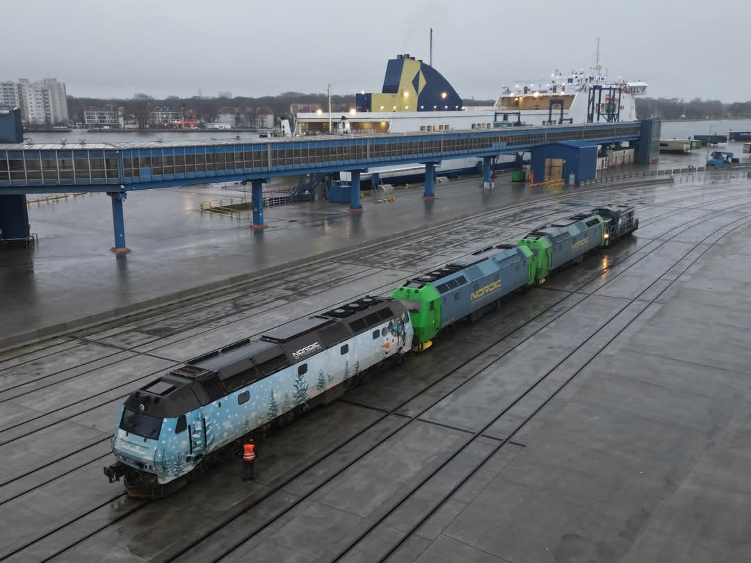 A három újabb Viking kirakodása a komphajóról (képek forrása: Tomasz Karliński, Unity Lines & Polferries FanClub Facebook-csoport)